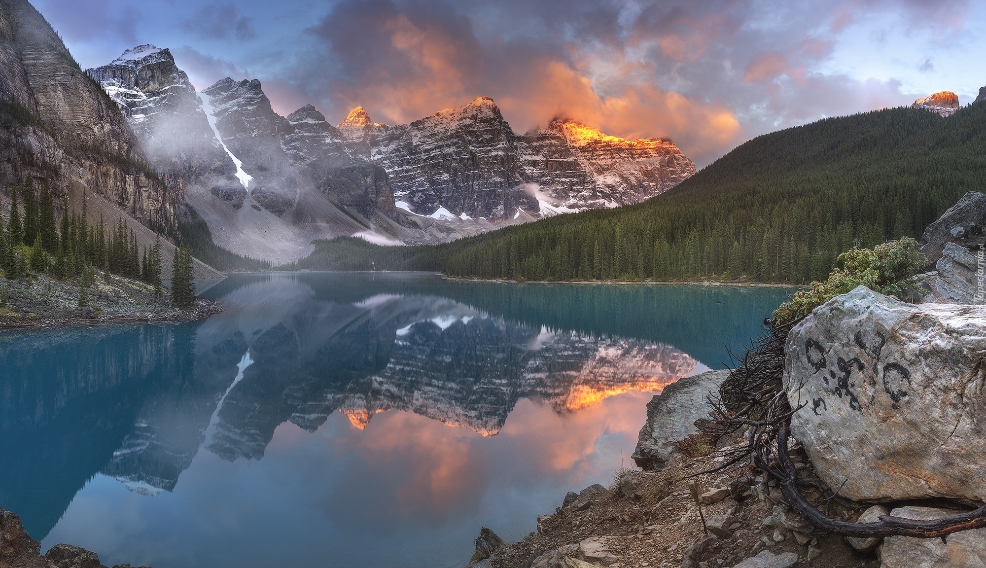 Kanada, Prowincja Alberta, Park Narodowy Banff, Dolina Dziesięciu Szczytów, Jezioro Moraine, Skały, Góry, Drzewa, Lasy, Chmury