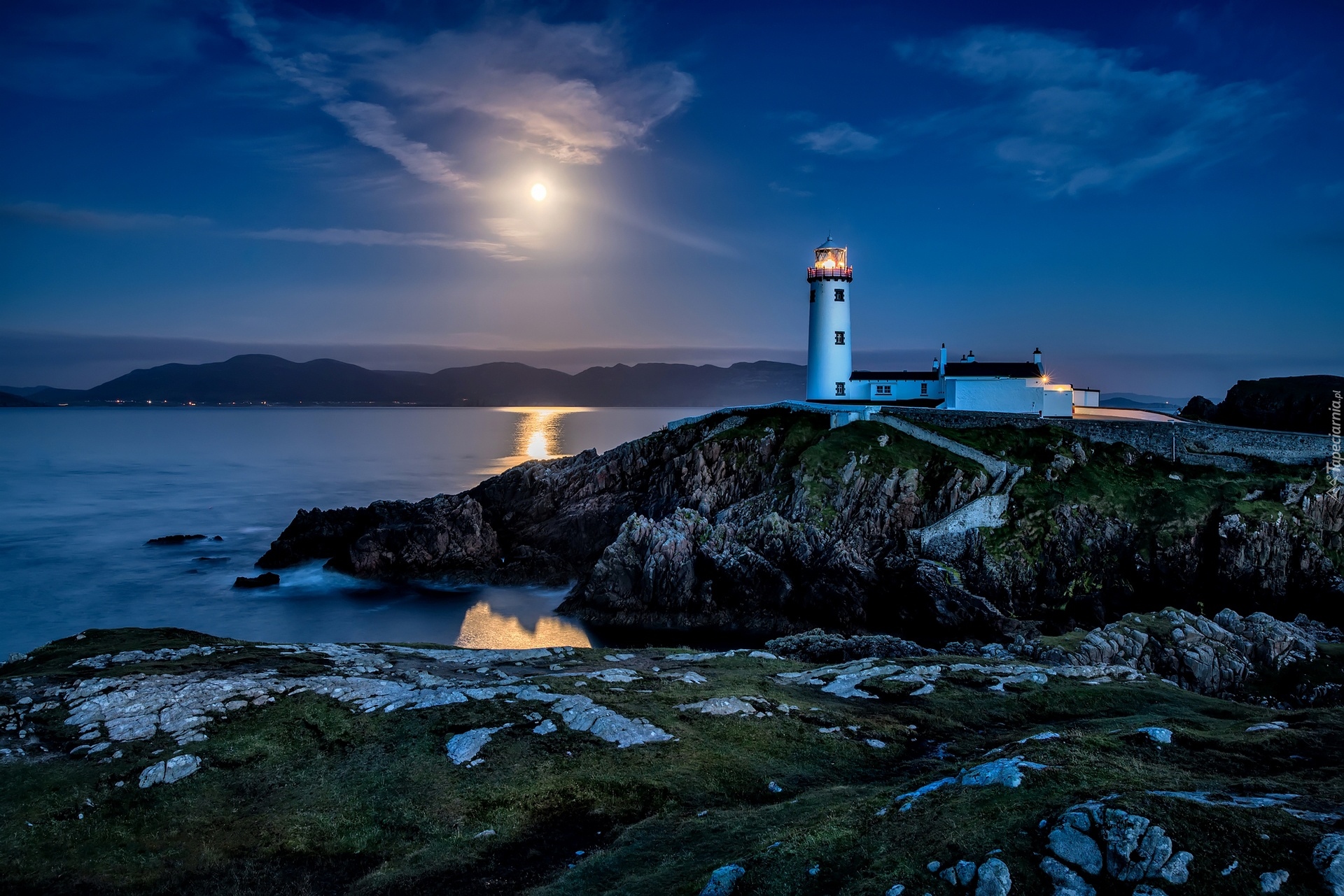 Morze, Noc, Skały, Księżyc, Latarnia morska, Fanad Head Lighthouse, Letterkenny, Irlandia