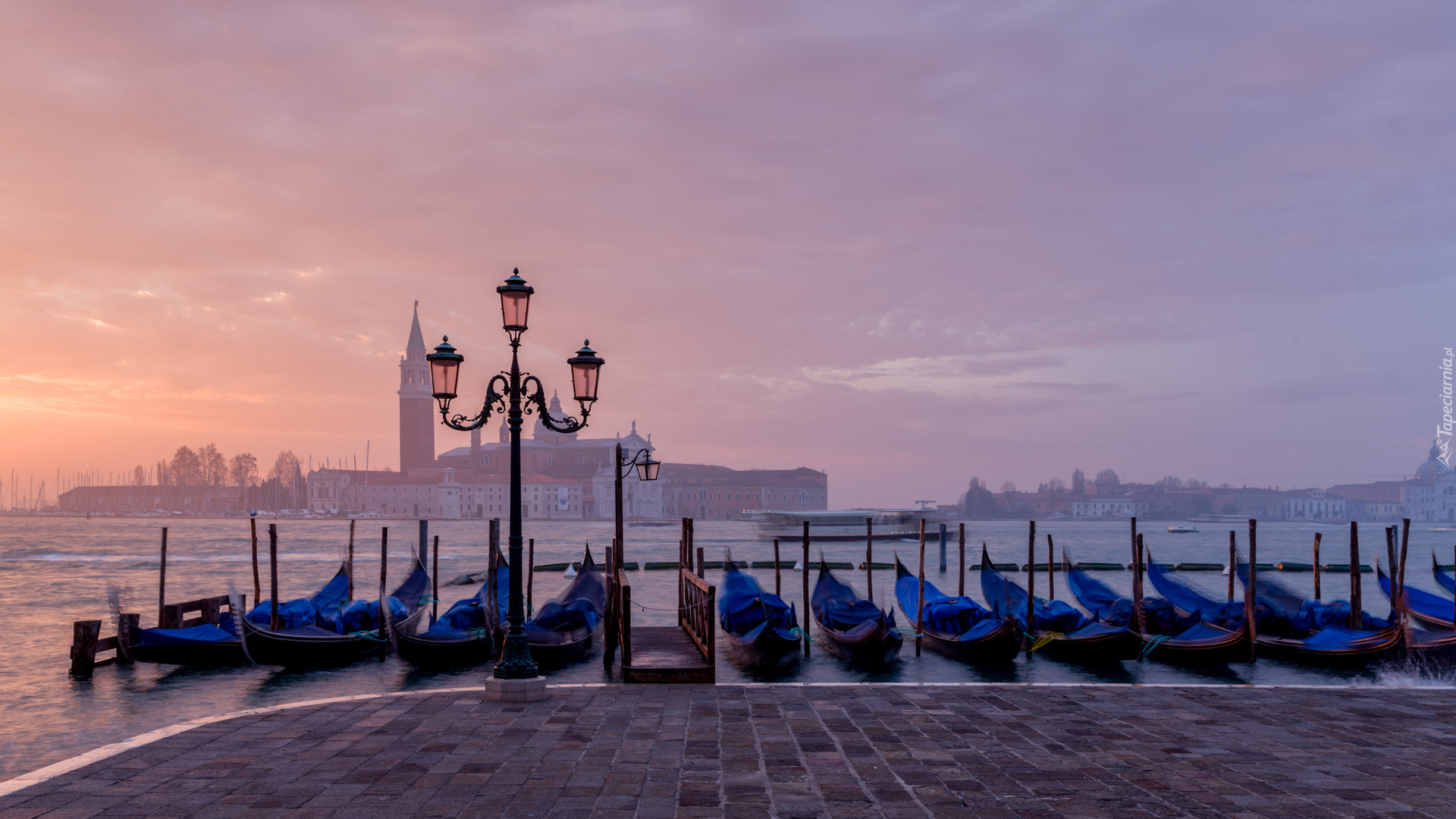 Cieśnina, Canal Grande, Latarnia, Przystań, Gondole, Łodzie, Bazylika San Giorgio Maggiore, Chmury, Wenecja, Włochy