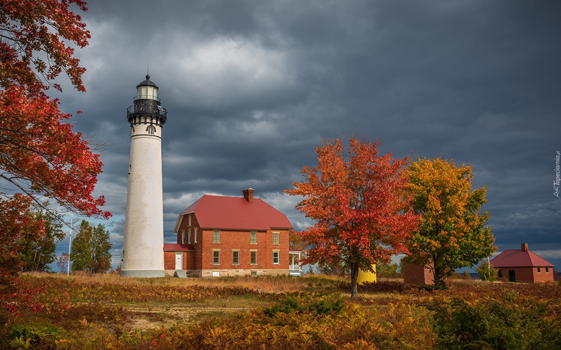 Latarnia morska, Au Sable Light Station, Grand Marais, Budynki, Chmury, Jesień, Drzewa, Trawa, Michigan, Stany Zjednoczone