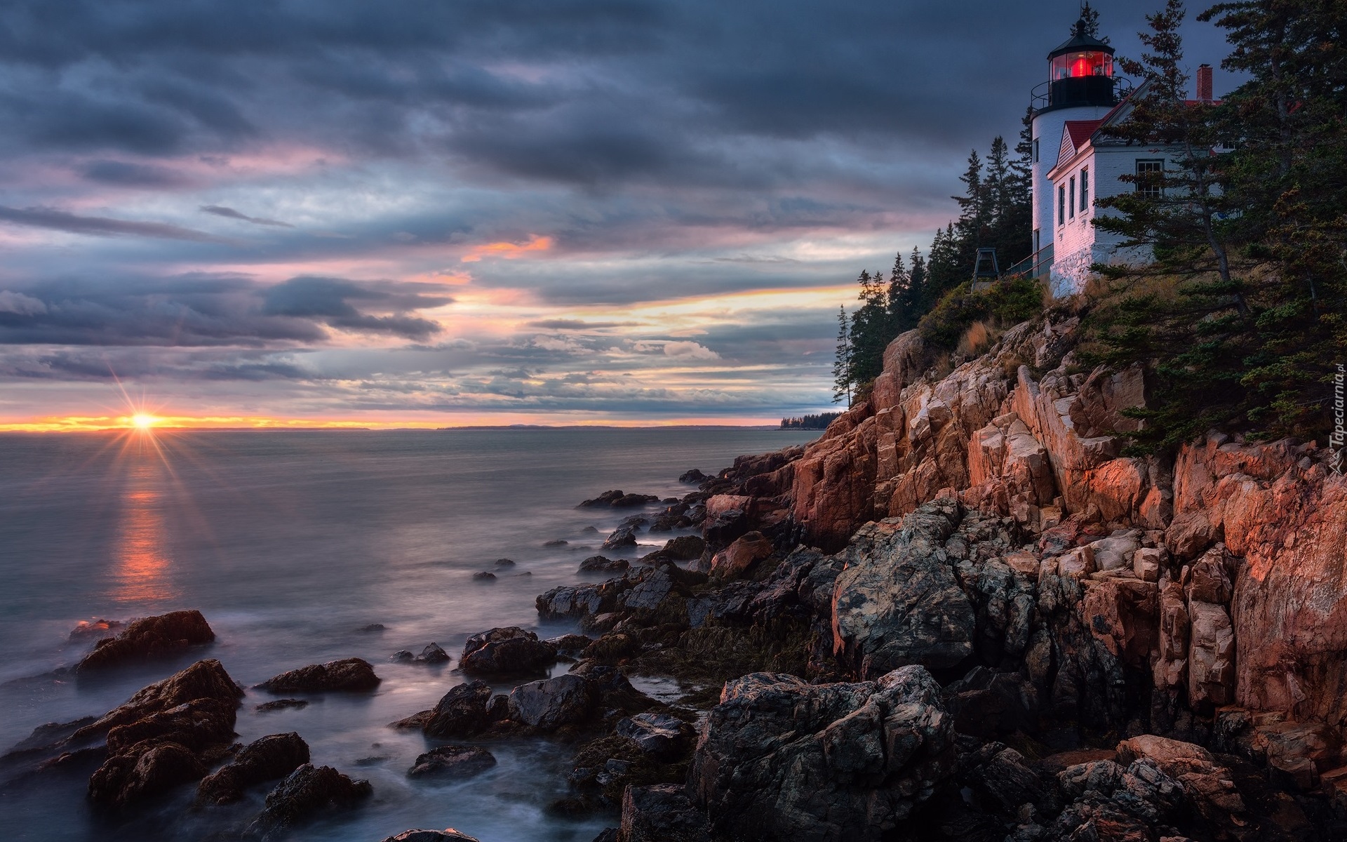 Park Narodowy Acadia, Latarnia morska, Bass Harbor Head Light, Morze, Skały, Chmury, Stan Maine, Stany Zjednoczone