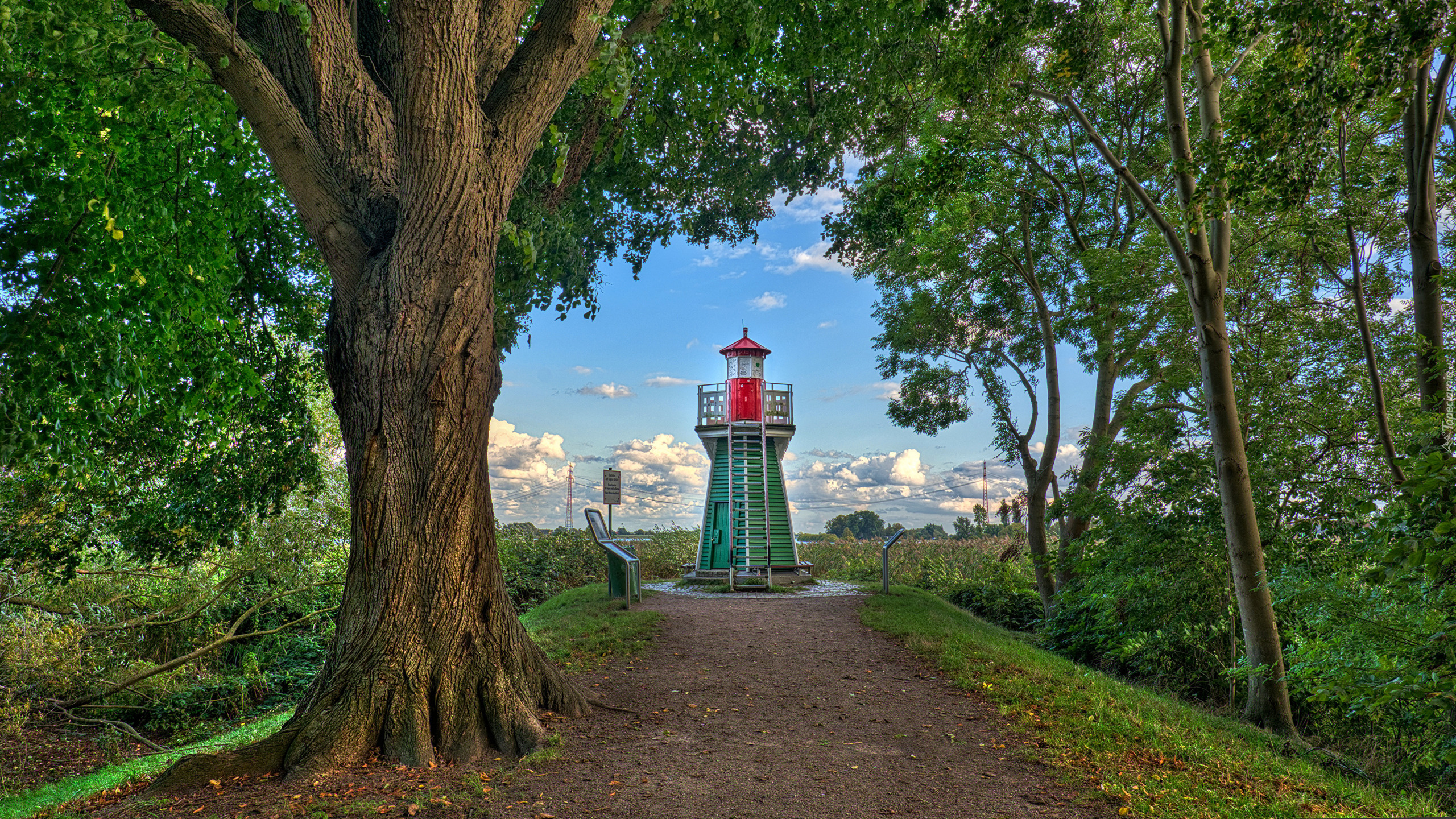 Latarnia morska, Bunthaus lighthouse, Drzewa, Ścieżka, Niebo, Hamburg, Niemcy