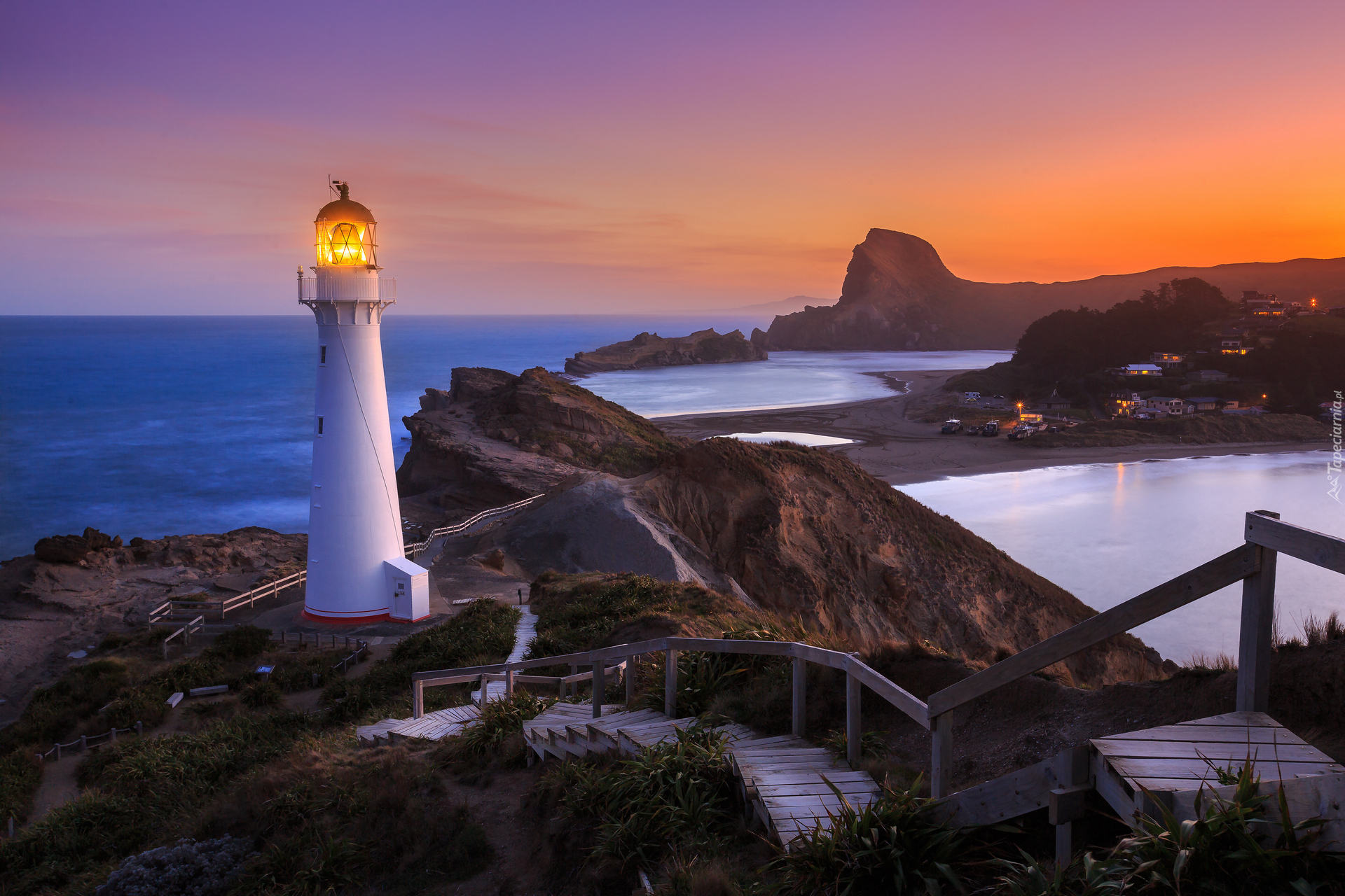 Latarnia morska, Castlepoint Lighthouse, Schody, Skały, Góry, Zachód słońca, Rejon Wellington, Nowa Zelandia