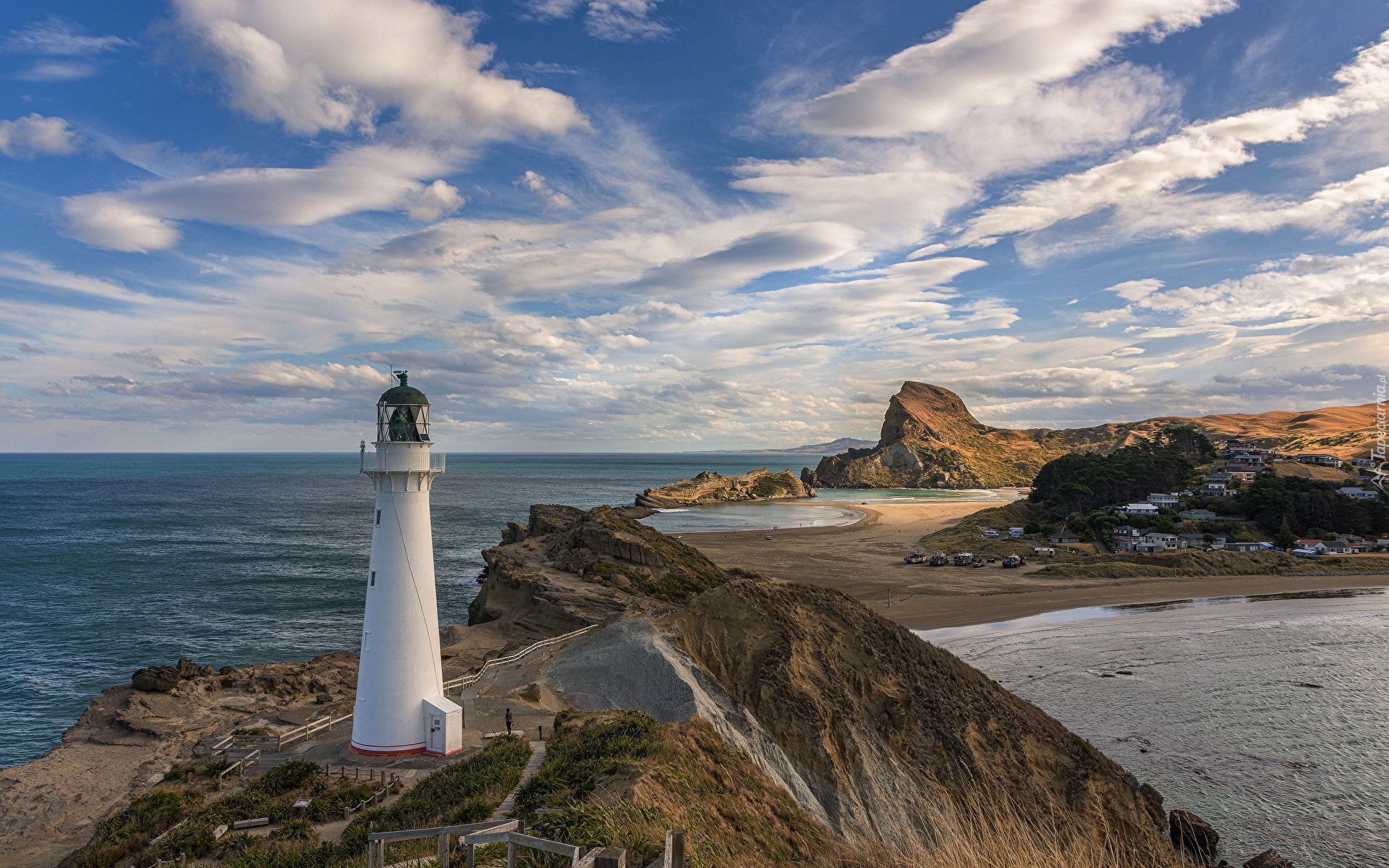 Wybrzeże, Latarnia morska, Castlepoint Lighthouse, Skały, Morze, Domy, Chmury, Wellington, Nowa Zelandia
