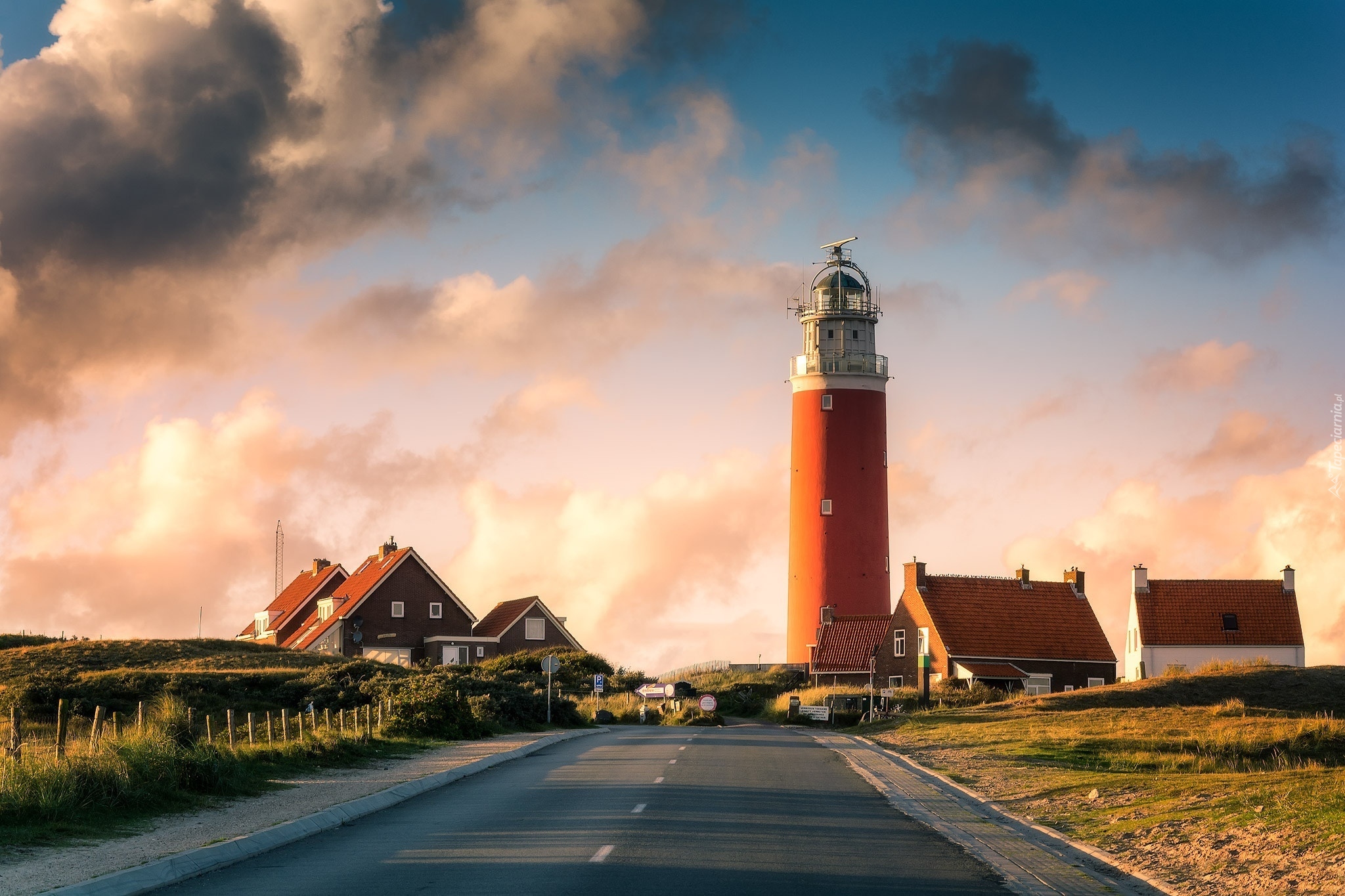 Holandia, Wyspa Texel, Latarnia morska Eierland, Domy, Chmury