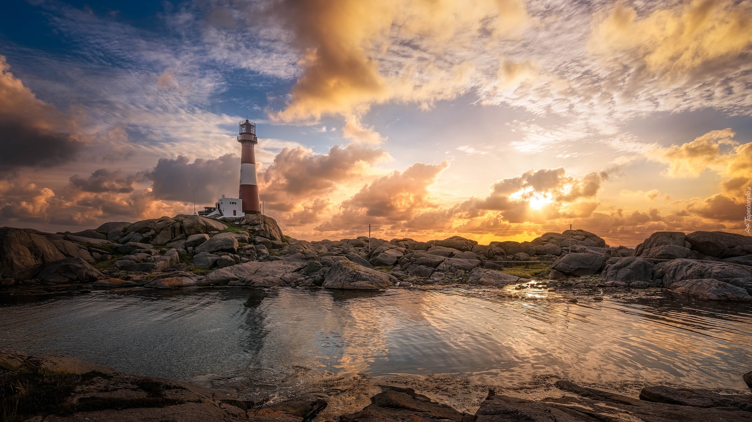 Norwegia, Wyspa Midbrødøya, Latarnia morska Eigerøy Lighthouse, Skały, Chmury, Wschód słońca