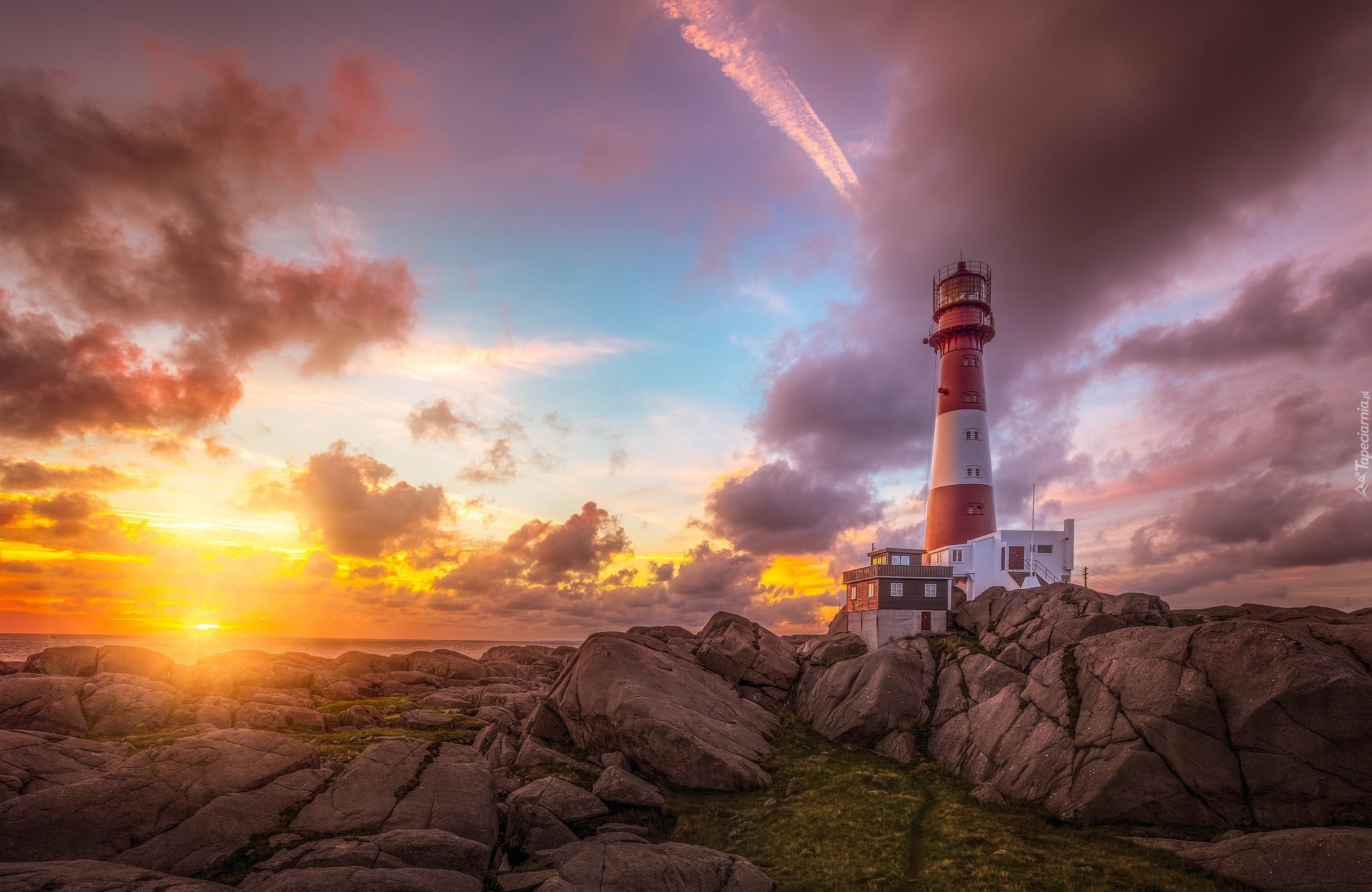 Norwegia, Wyspa Midbrødøya, Latarnia morska Eigerøy Lighthouse, Skały, Morze, Zachód słońca, Chmury