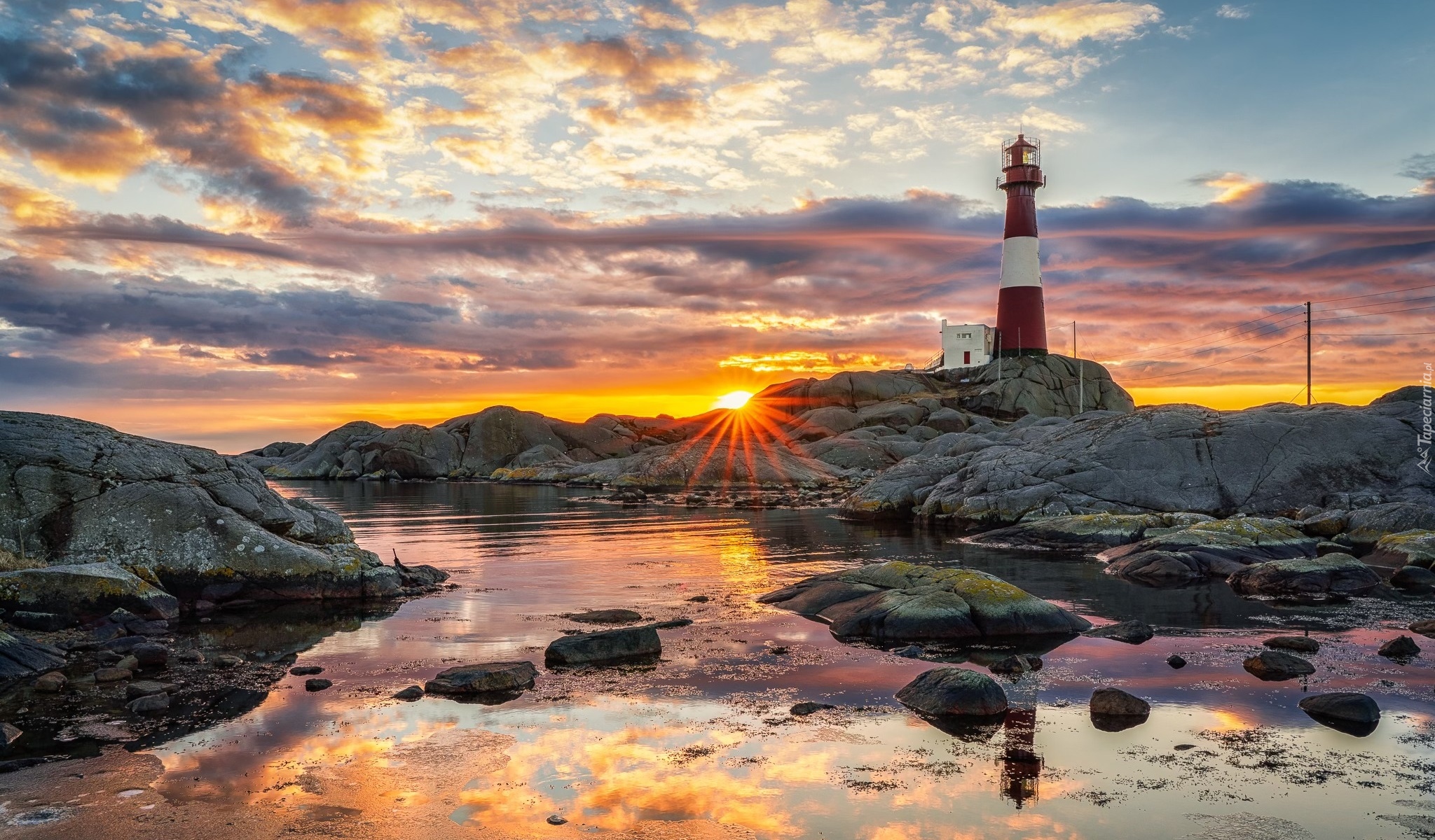 Norwegia, Gmina Egersund, Wyspa Midbrodoya, Latarnia morska, Eigeroy Lighthouse, Wybrzeże, Skały, Chmury, Zachód słońca