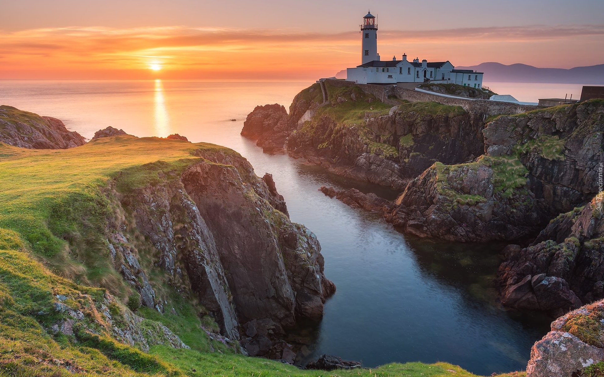 Latarnia morska, Fanad Head Lighthouse, Morze, Skały, Zachód słońca, Portsalon, Hrabstwo Donegal, Irlandia Północna