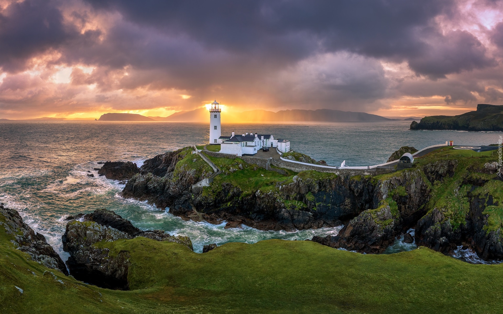 Morze, Latarnia morska, Fanad Head Lighthouse, Skały, Chmury, Zachód słońca, Portsalon, Irlandia