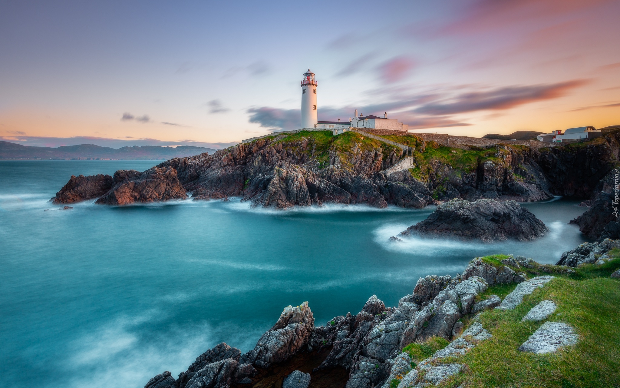 Morze, Latarnia morska, Fanad Head Lighthouse, Skały, Wschód słońca, Chmury, Portsalon, Irlandia