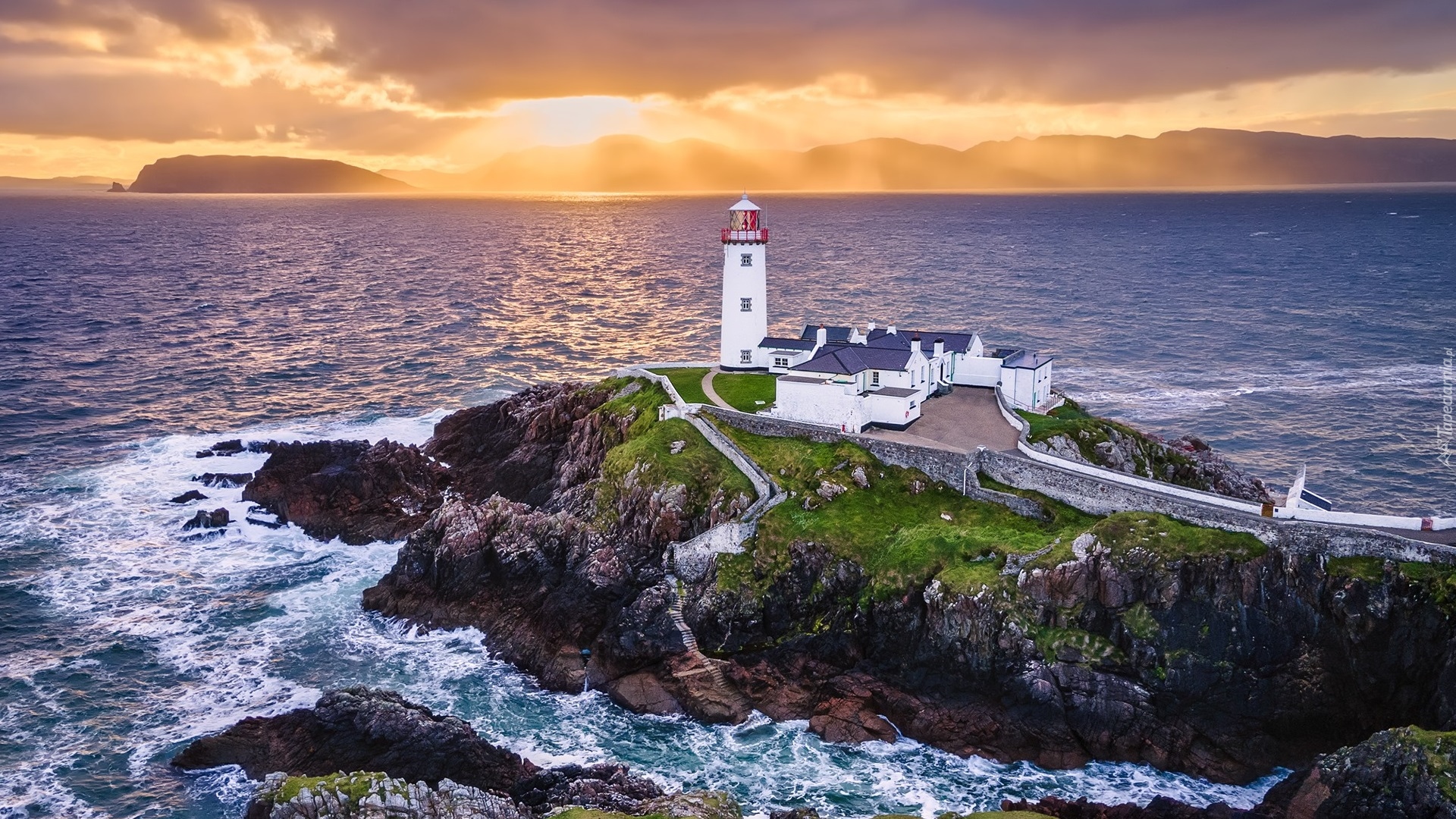 Morze, Latarnia morska, Fanad Head Lighthouse, Skały, Chmury, Wschód słońca, Portsalon, Irlandia