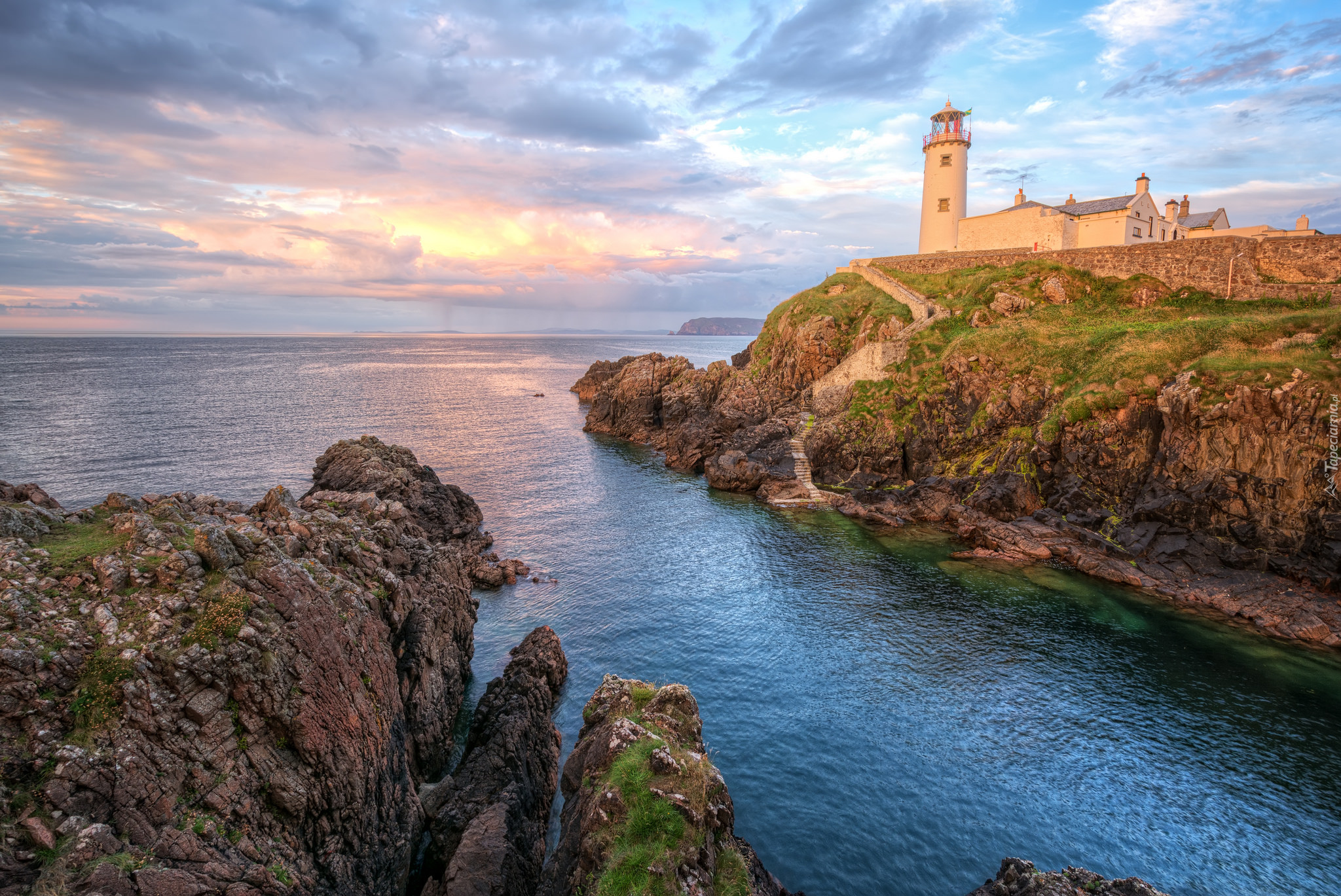 Morze, Latarnia morska Fanad Head Lighthouse, Skały, Wschód słońca, Chmury, Portsalon, Irlandia