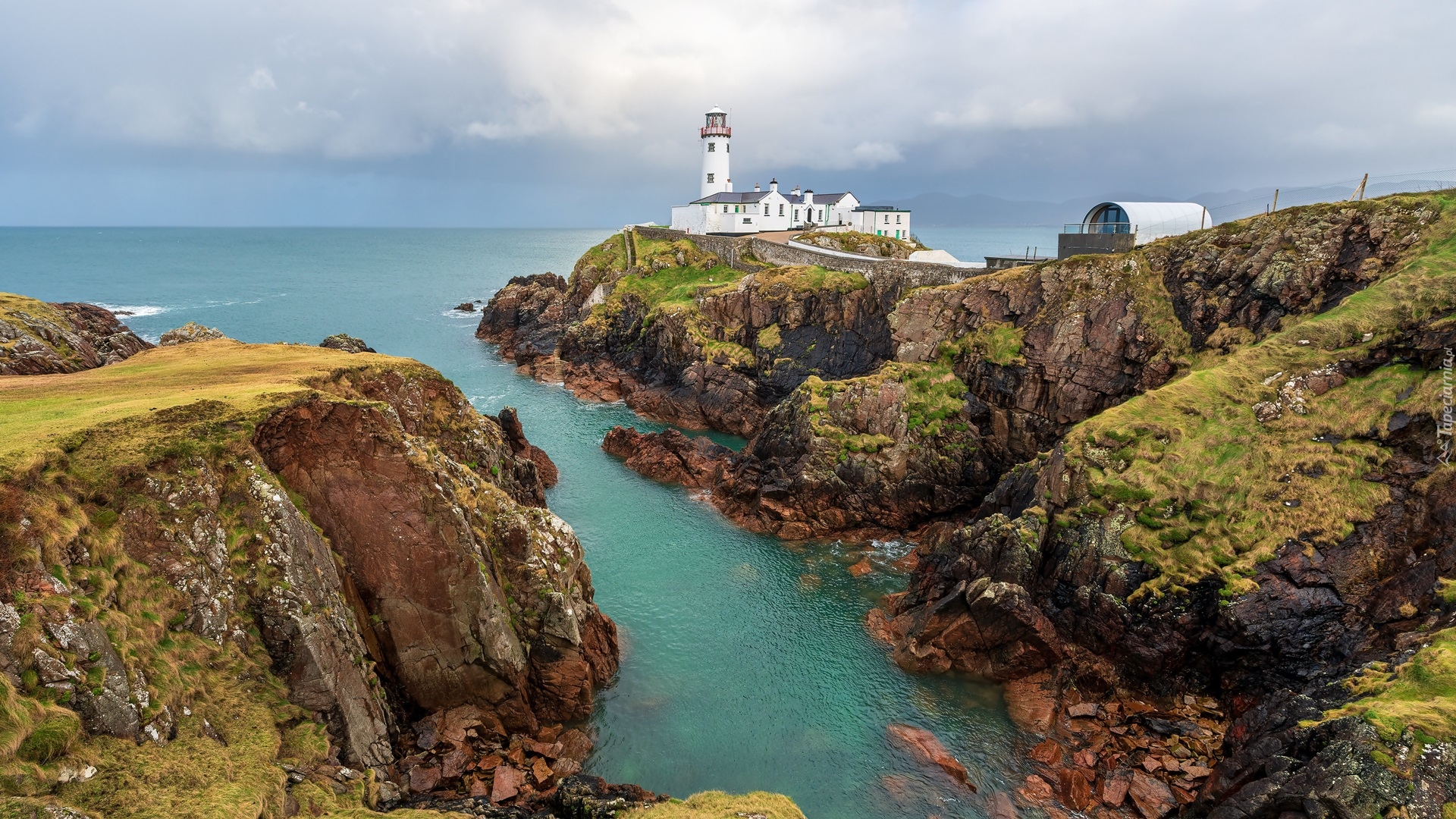 Morze, Latarnia morska, Fanad Head Lighthouse, Skały, Chmury, Portsalon, Hrabstwo Donegal, Irlandia
