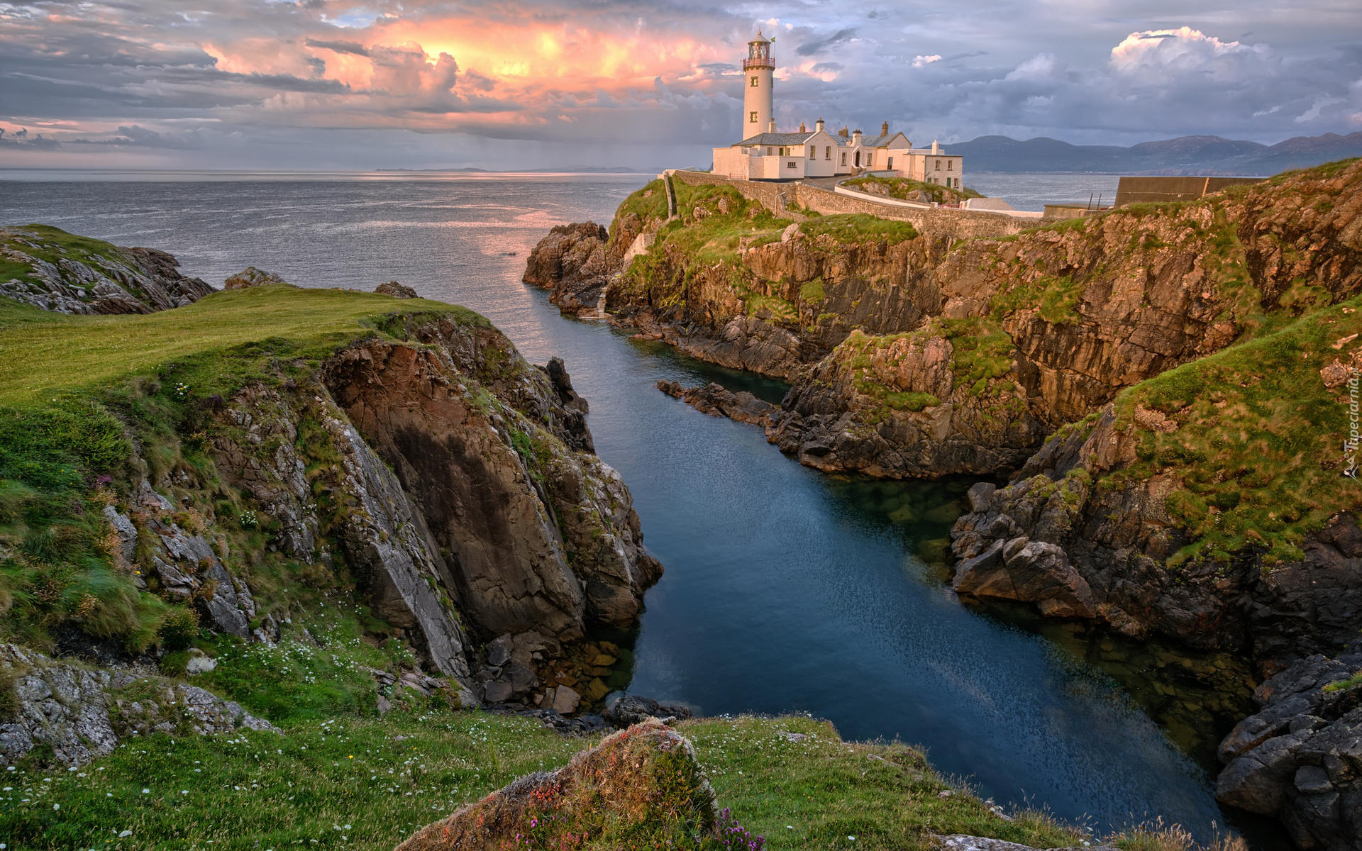 Latarnia morska, Fanad Head Lighthouse, Skały, Chmury, Zachód słońca, Portsalon, Hrabstwo Donegal, Irlandia