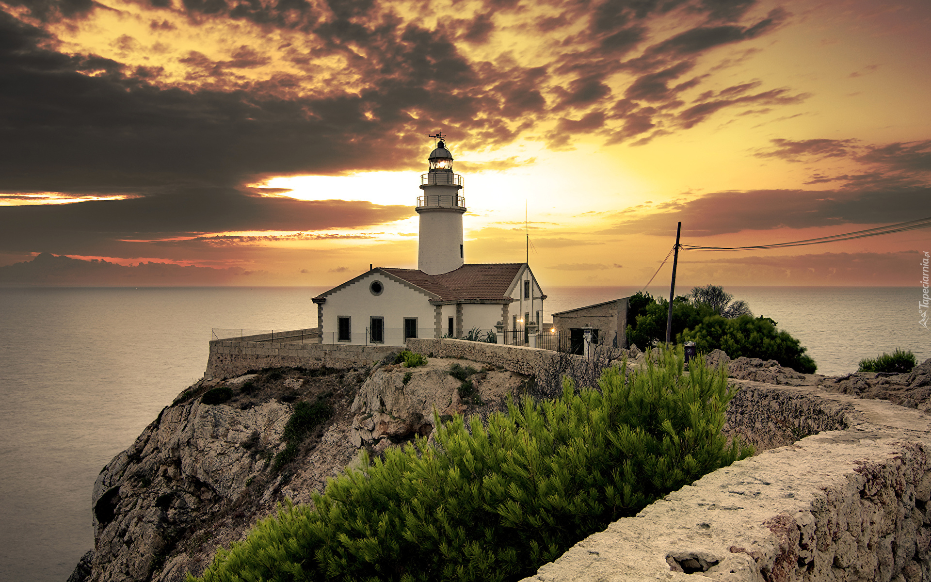 Latarnia morska, Faro Capdepera, Skały, Rośliny, Chmury, Cala Ratjada, Majorka, Hiszpania