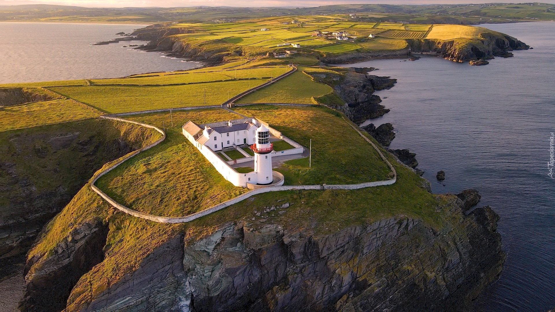 Latarnia morska, Galley Head Lighthouse, Skały, Morze, Irlandia