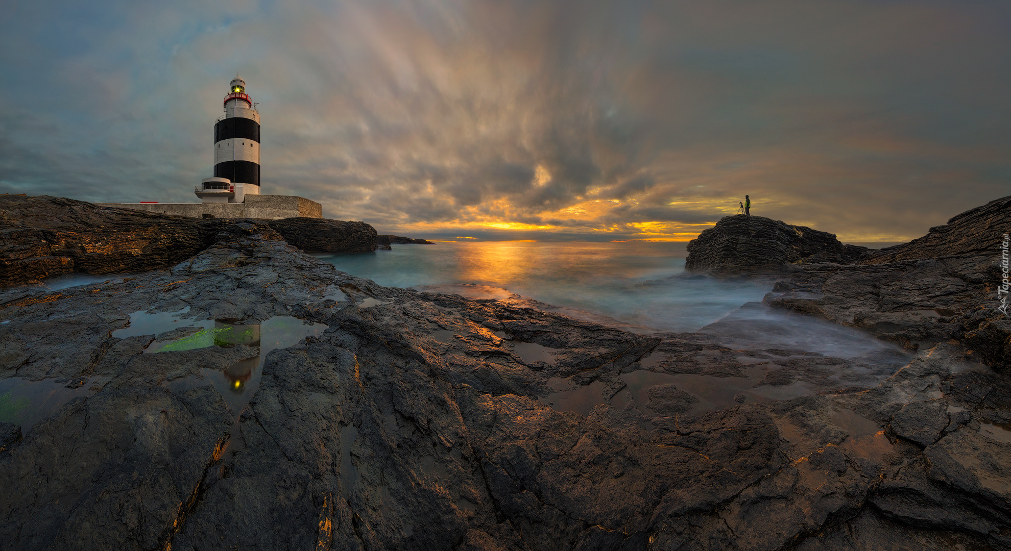 Latarnia morska Hook Head, Morze, Skały, Chmury, Zachód słońca, Wexford, Irlandia