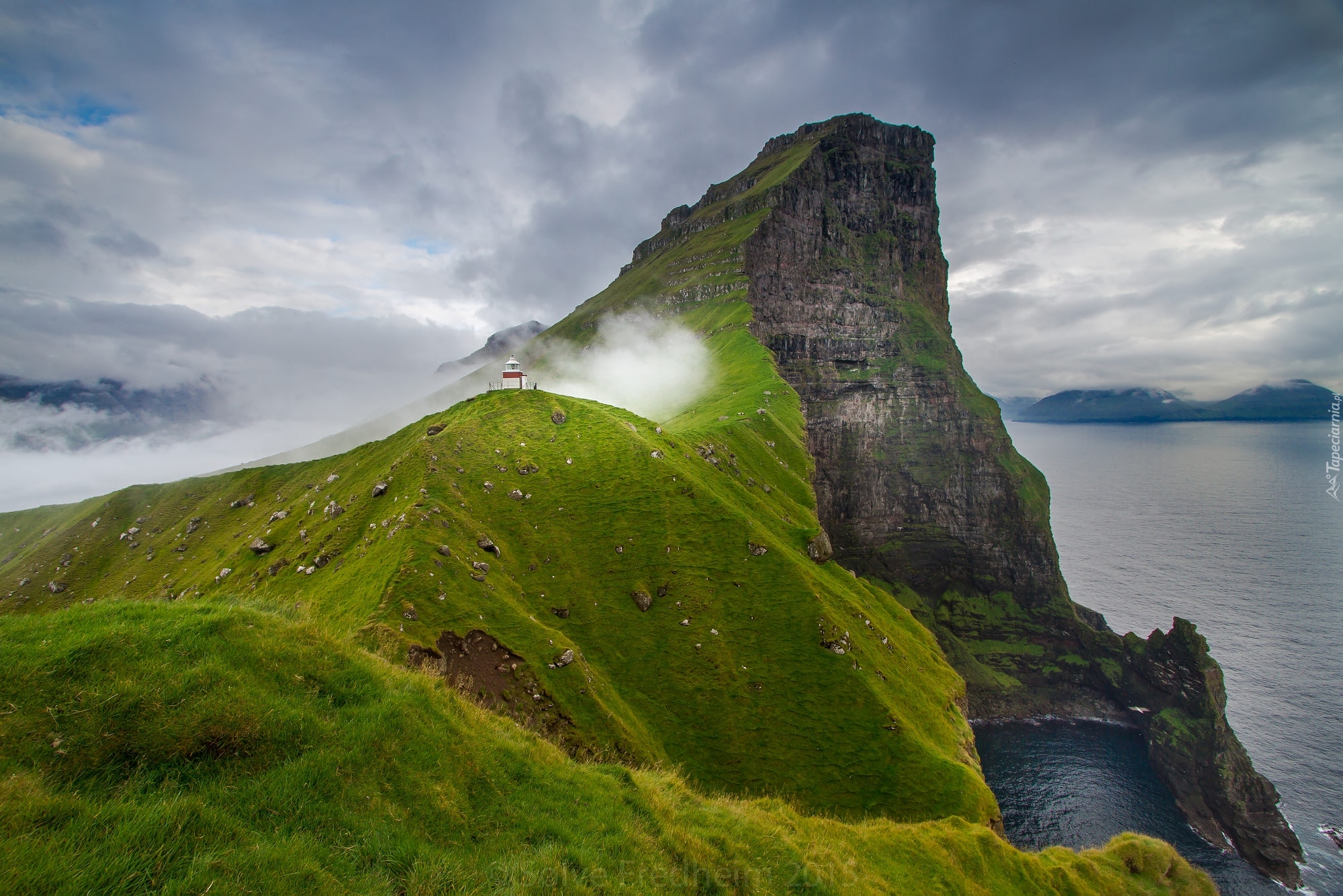 Wyspy Owcze, Wyspa Kalsoy, Latarnia morska Kallur Lighthouse, Ocean Atlantycki, Góry, Mgła