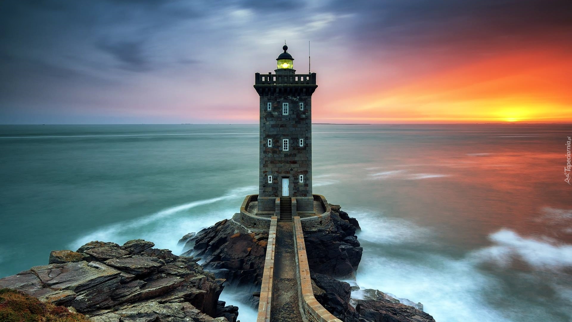 Francja, Gmina Conquet, Morze, Skały, Latarnia morska, Kermorvan lighthouse, Zachód słońca