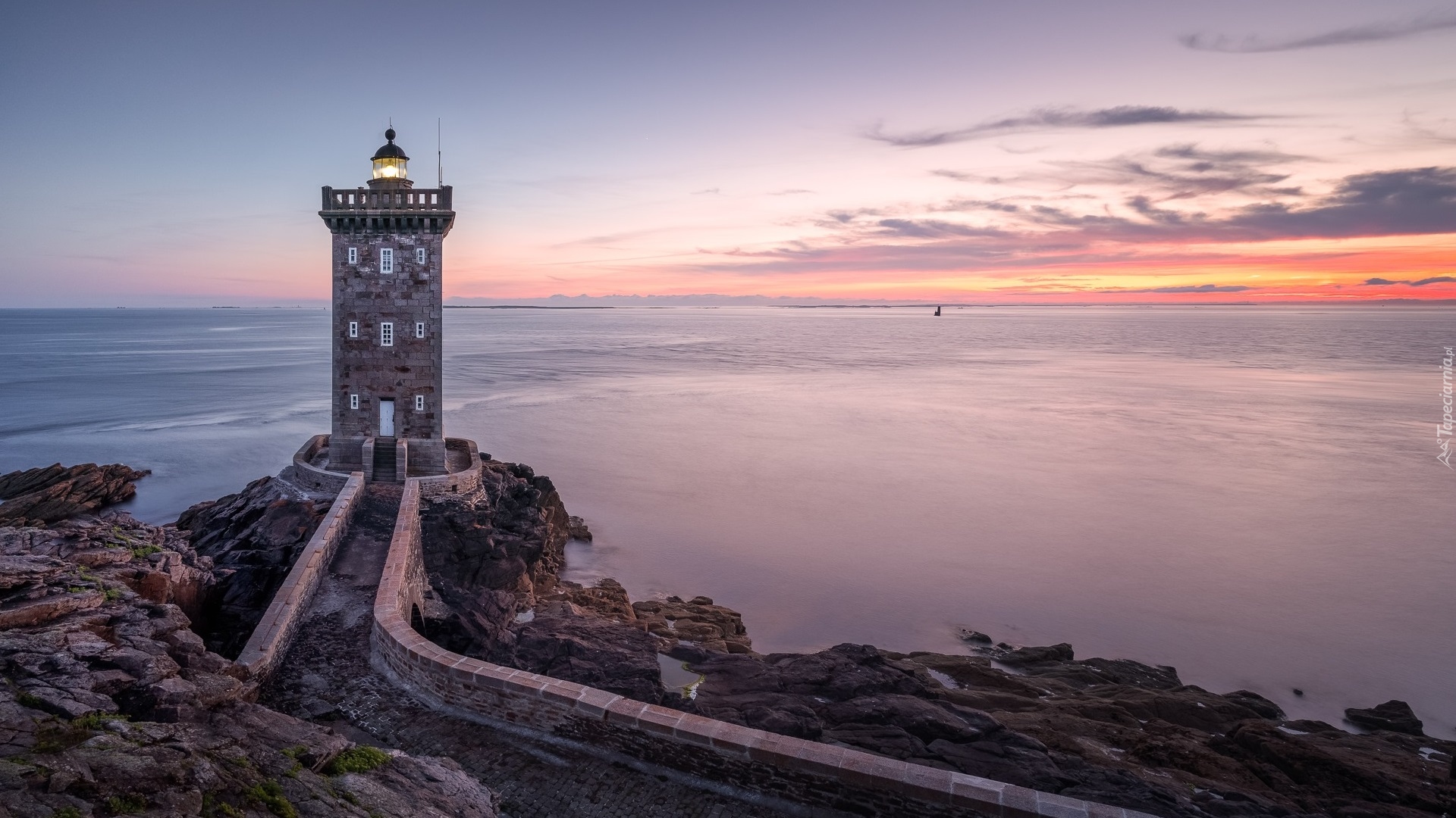 Francja, Gmina Conquet, Morze, Skały, Latarnia morska, Kermorvan lighthouse, Chmury