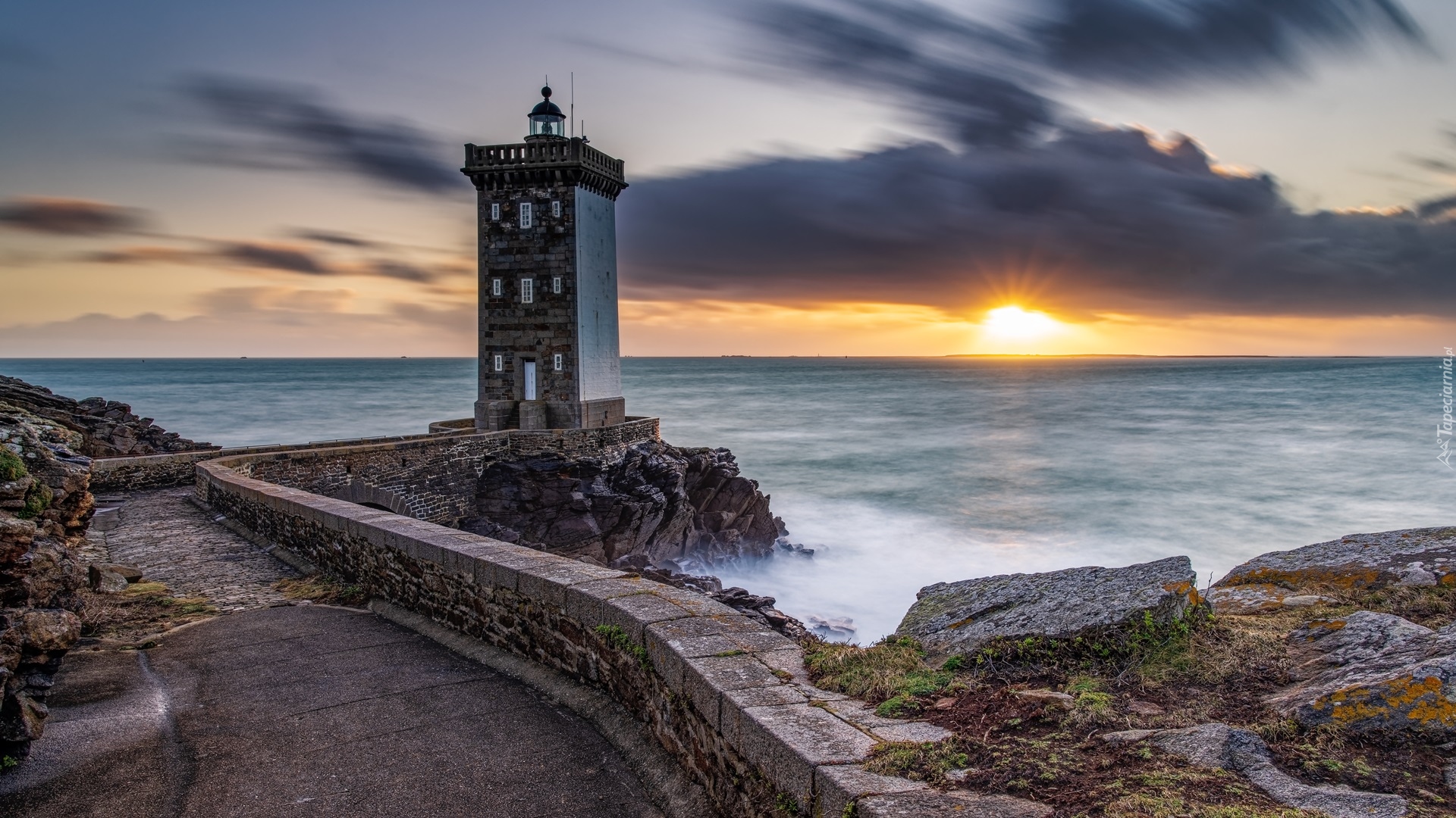 Latarnia morska, Kermorvan lighthouse, Droga, Murek, Morze, Skały, Zachód słońca, Chmury, Francja