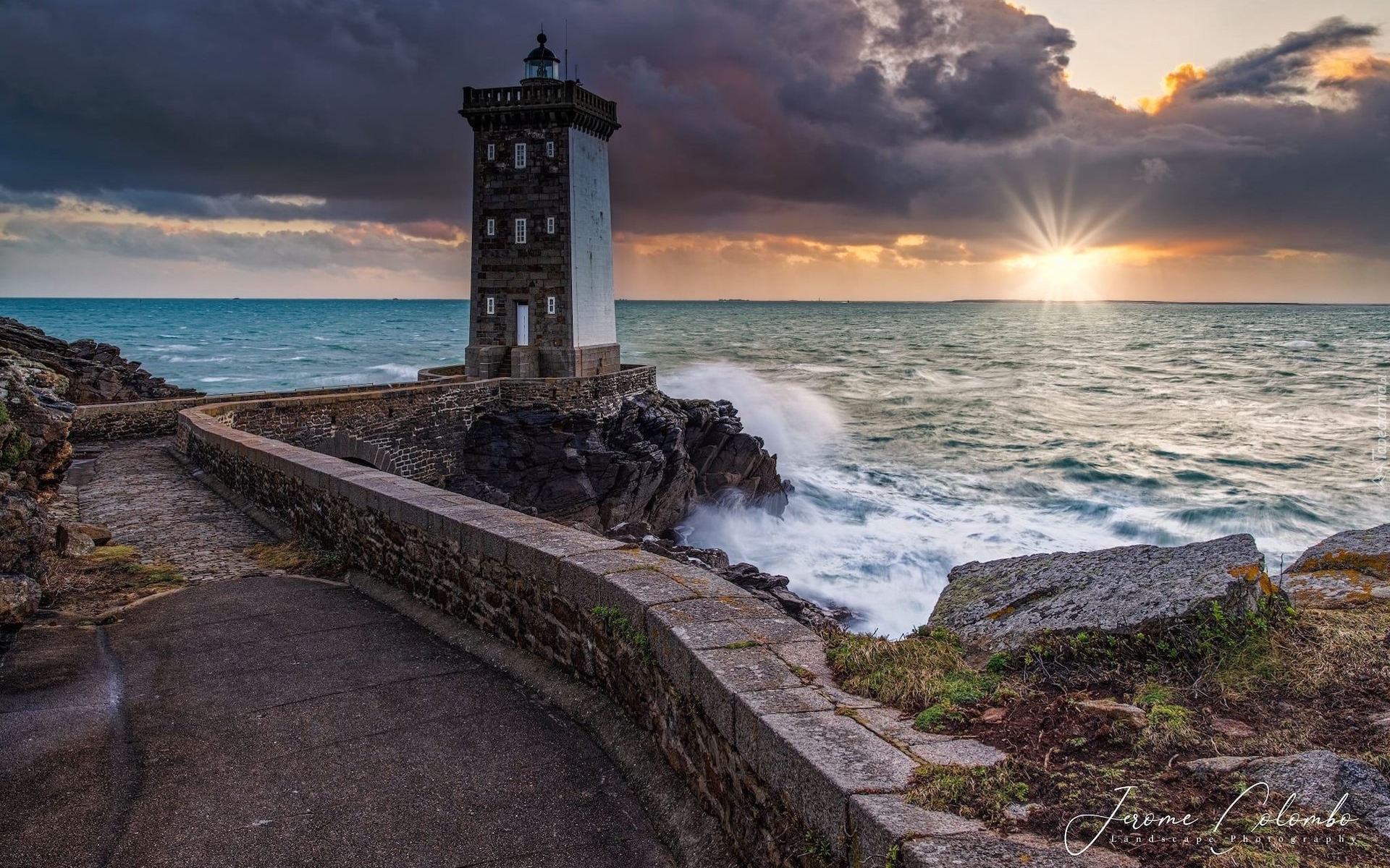 Latarnia morska, Kermorvan lighthouse, Droga, Murek, Morze, Skały, Promienie słońca, Chmury, Bretania, Francja