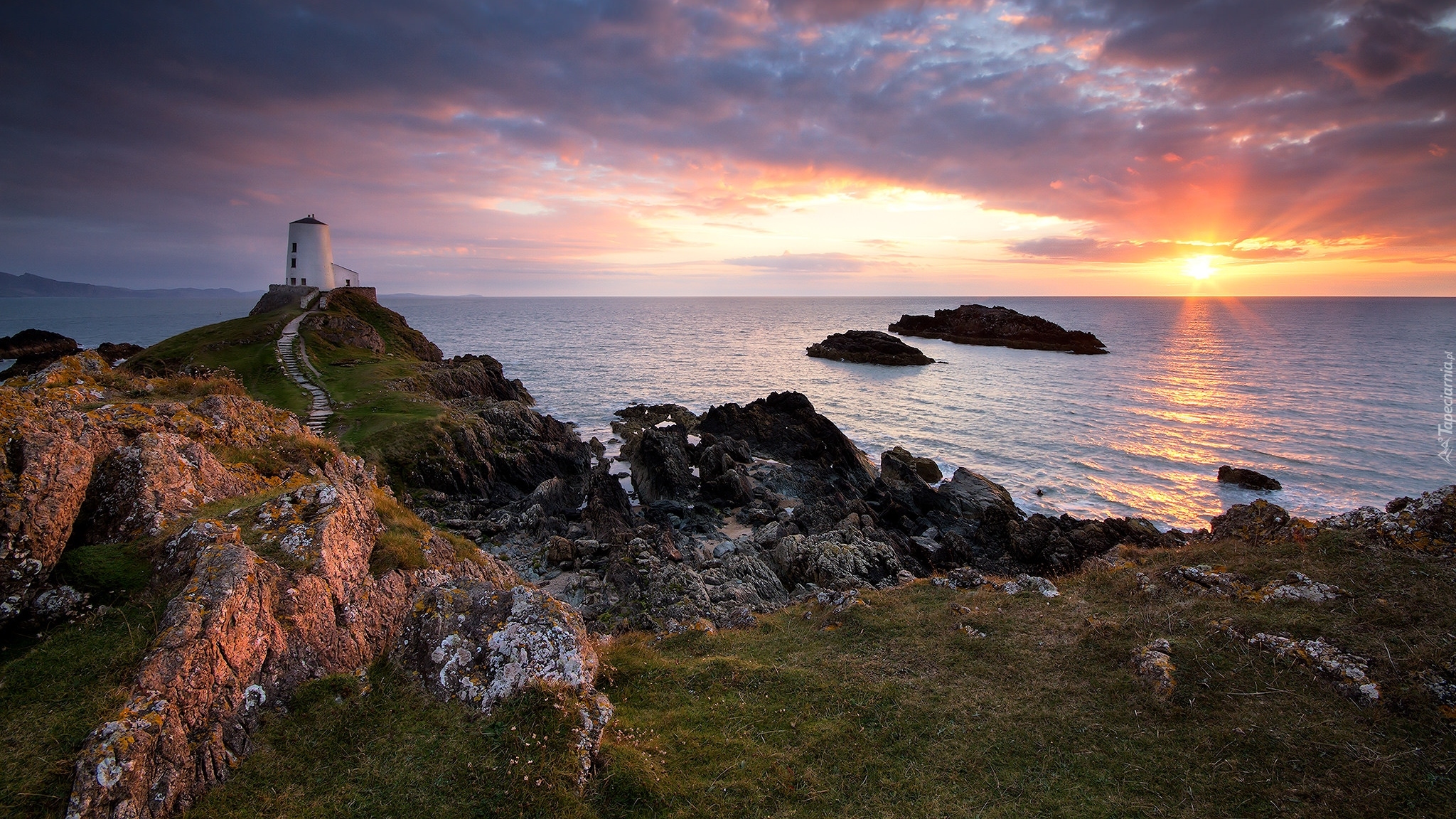 Latarnia morska Llanddwyn Lighthouse, Wyspa Anglesey, Walia, Morze, Skały, Wschód słońca, Chmury