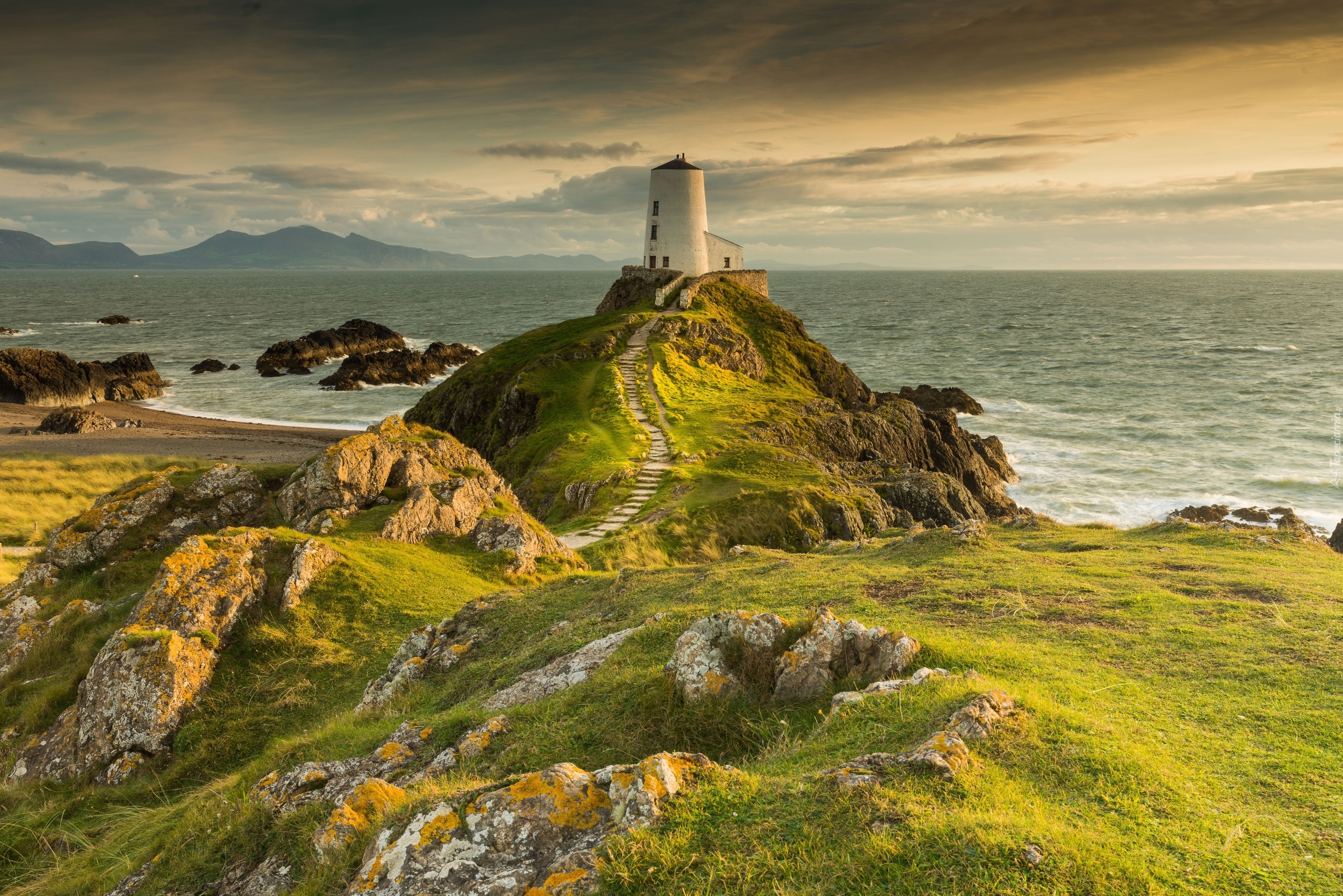 Latarnia morska Llanddwyn Lighthouse, Wyspa Anglesey, Walia, Morze, Skały