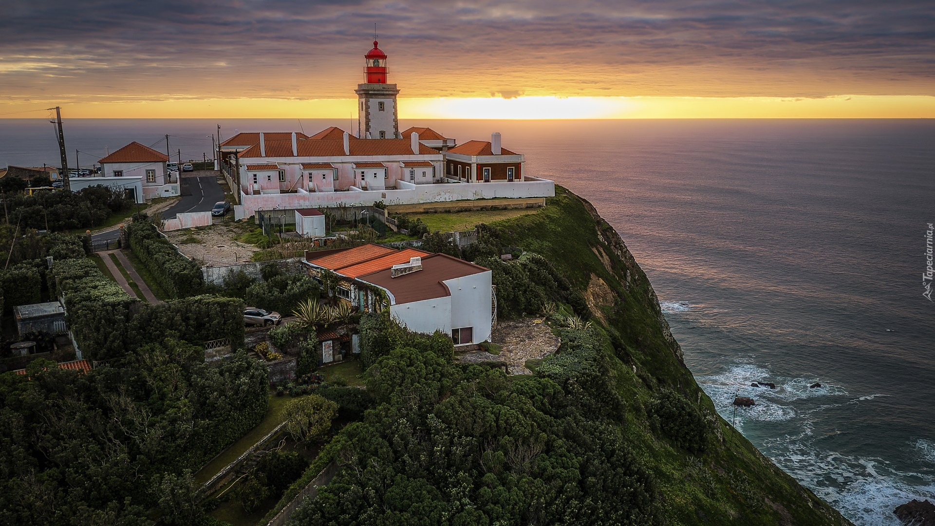 Morze, Latarnia morska, Faro del Cabo de la Roca, Drzewa, Zachód słońca, Chmury, Portugalia