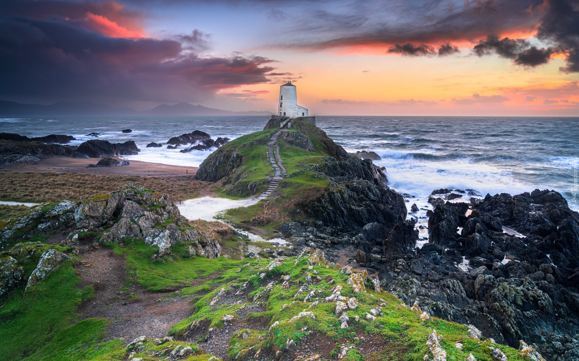 Wielka Brytania, Walia, Ynys Llanddwyn, Morze, Skały, Latarnia morska, Niebo, Chmury, Zachód słońca