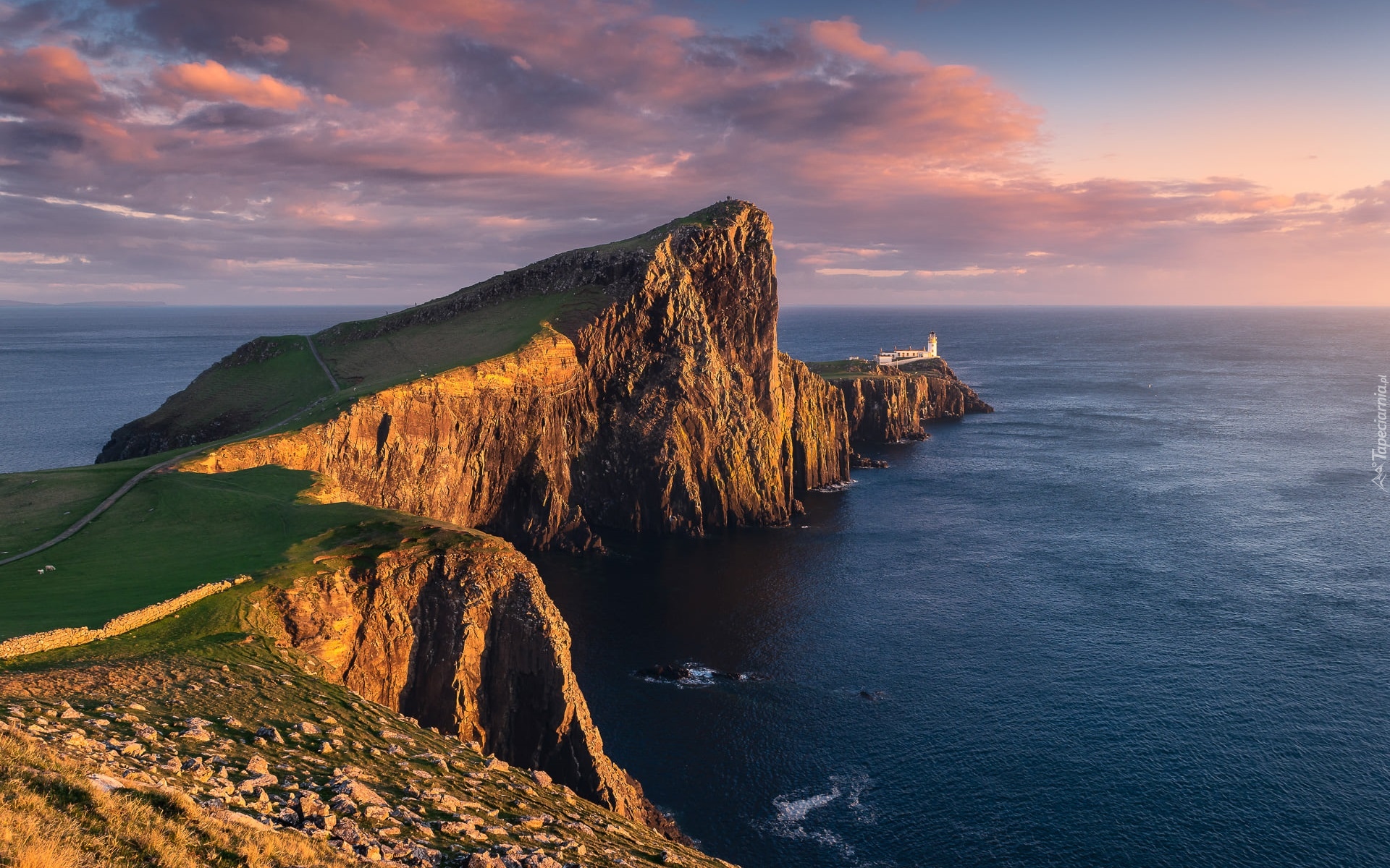 Morze Szkockie, Wybrzeże, Skały, Latarnia morska, Neist Point Lighthouse, Półwysep Duirinish, Wyspa Skye, Chmury, Szkocja