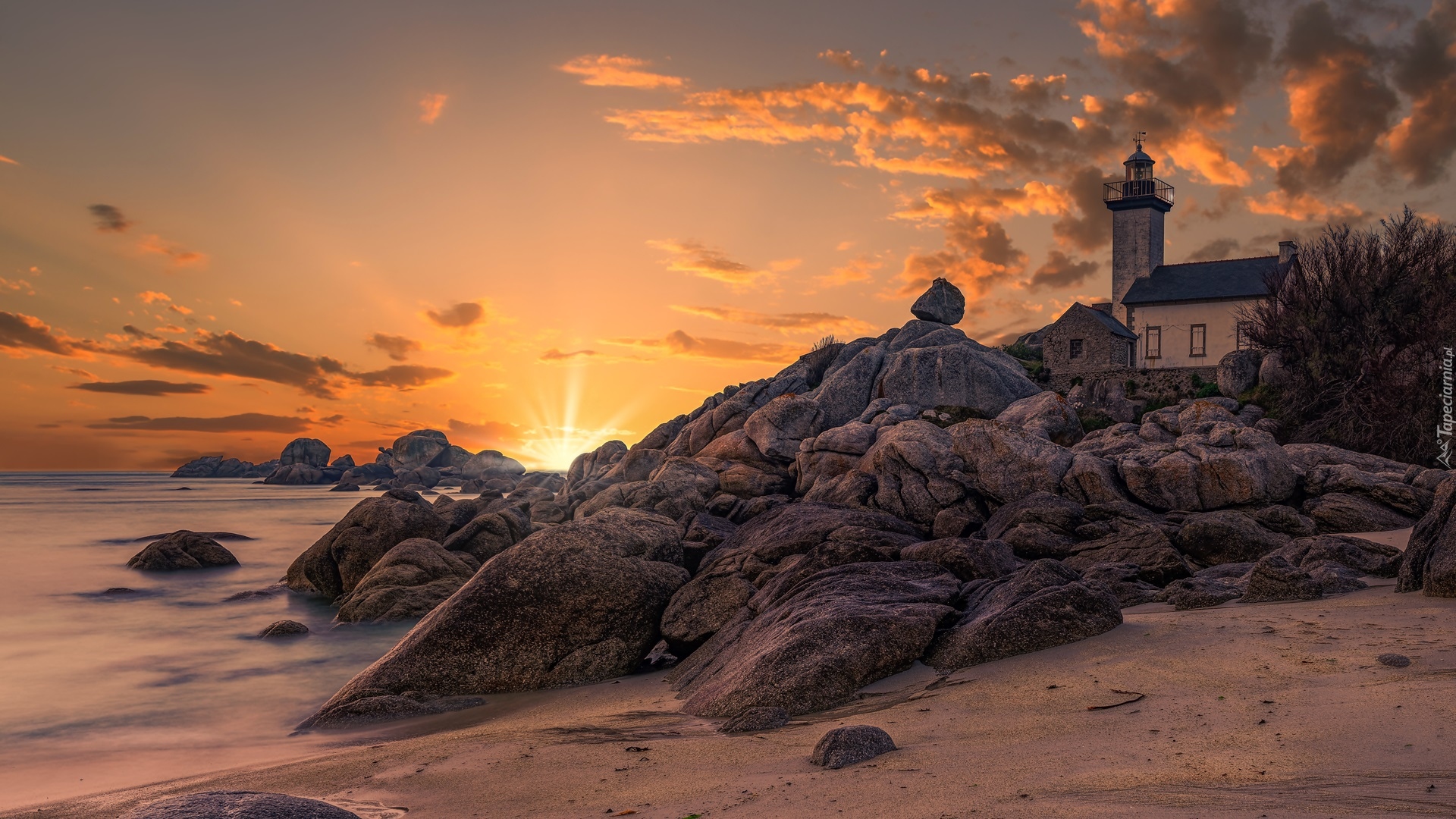 Latarnia morska, Phare de Pontusval, Skały, Zachód słońca, Chmury, Brignogan-Plage, Francja