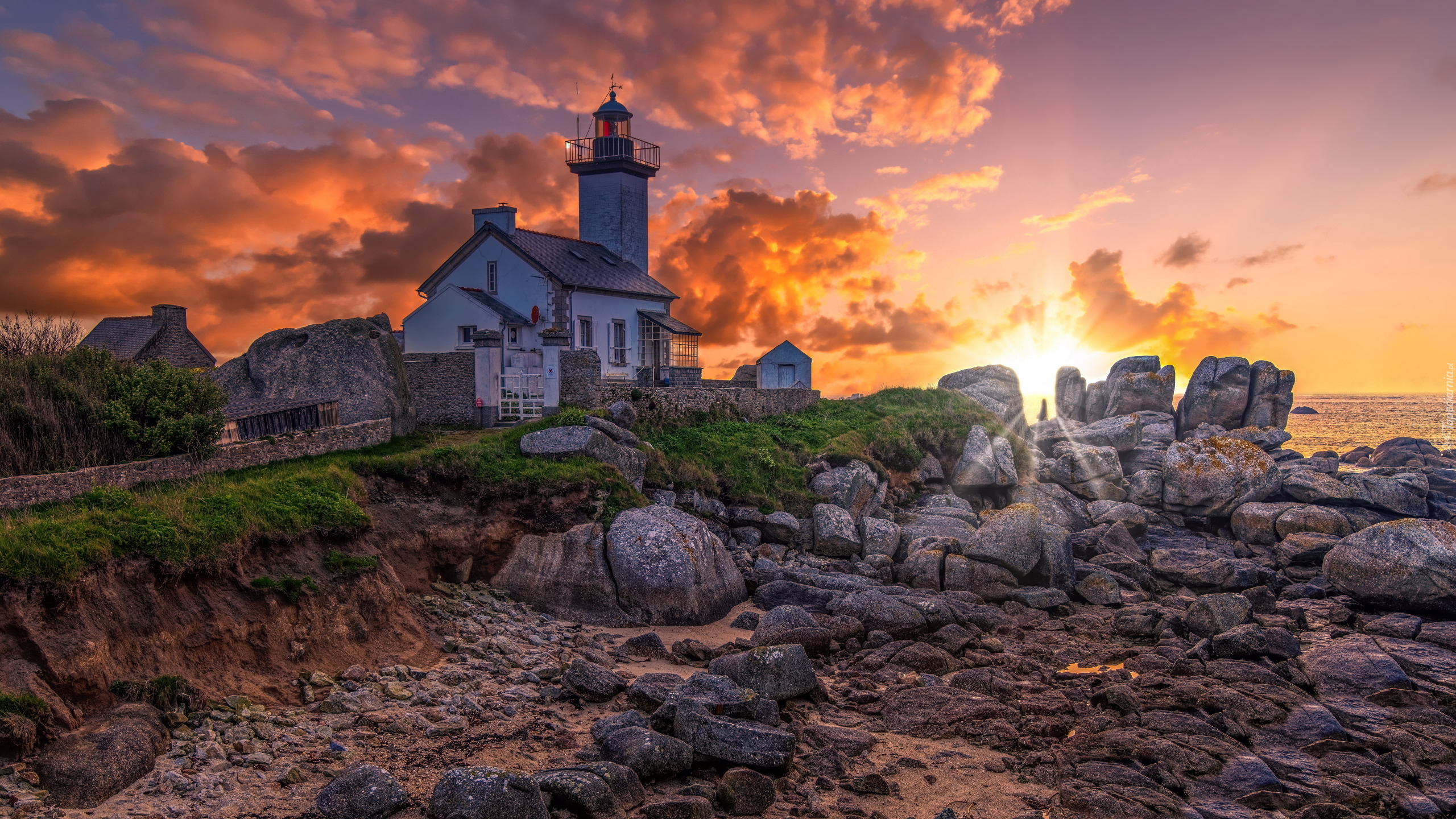 Latarnia morska, Phare de Pontusval, Skały, Zachód słońca, Brignogan-Plage, Francja