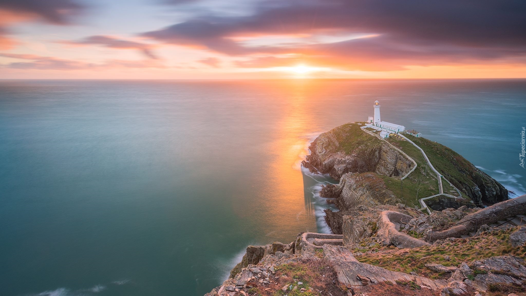 Walia, Wyspa South Stack, Latarnia morska, South Stack Lighthouse, Morze Irlandzkie, Skały, Wschód słońca, Chmury