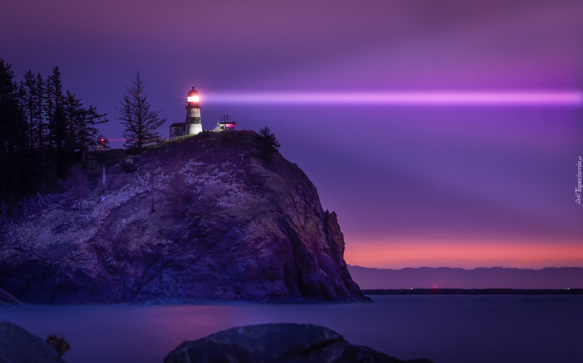 Latarnia morska, Cape Disappointment Lighthouse, Smuga, Światła, Skała, Drzewa, Morze, Noc, Stan Waszyngton, Stany Zjednoczone