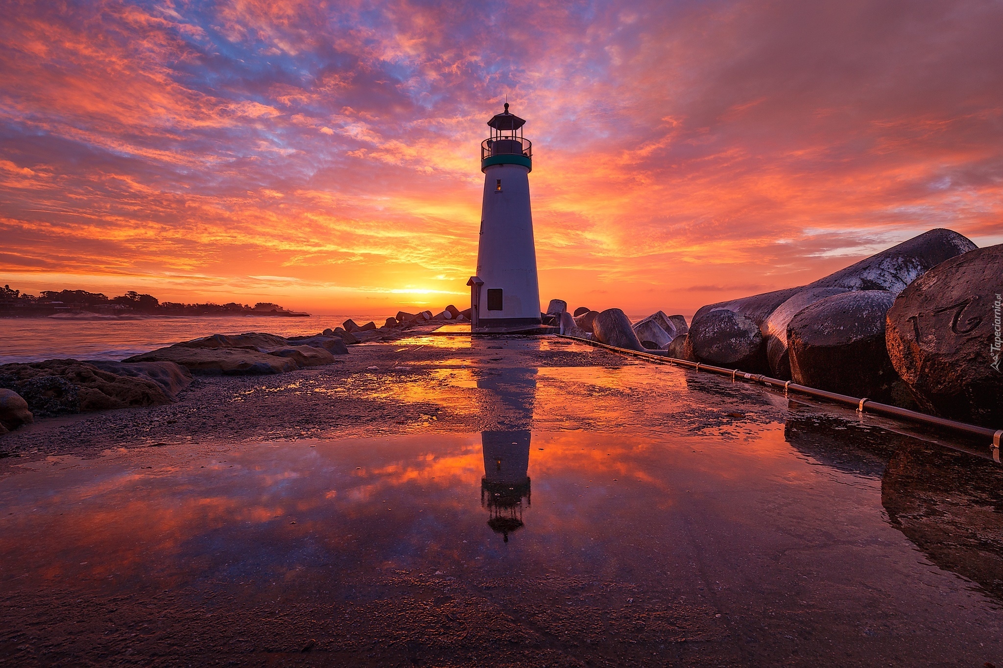 Stany Zjednoczone, Stan Kalifornia, Santa Cruz, Latarnia morska Walton Lighthouse, Wschód Słońca, Kamienie