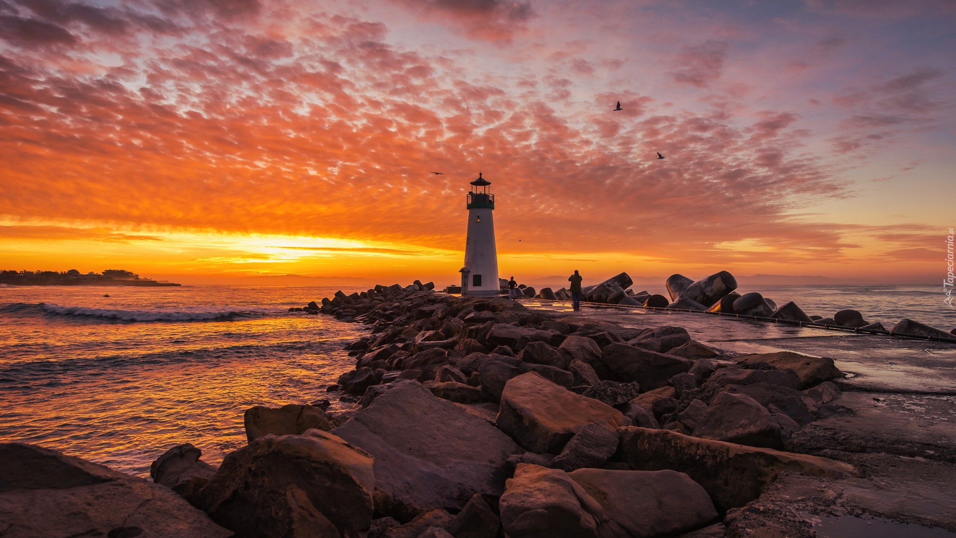 Morze, Kamienie, Zachód słońca, Chmury, Latarnia morska Walton Lighthouse, Santa Cruz, Stan Kalifornia, Stany Zjednoczone