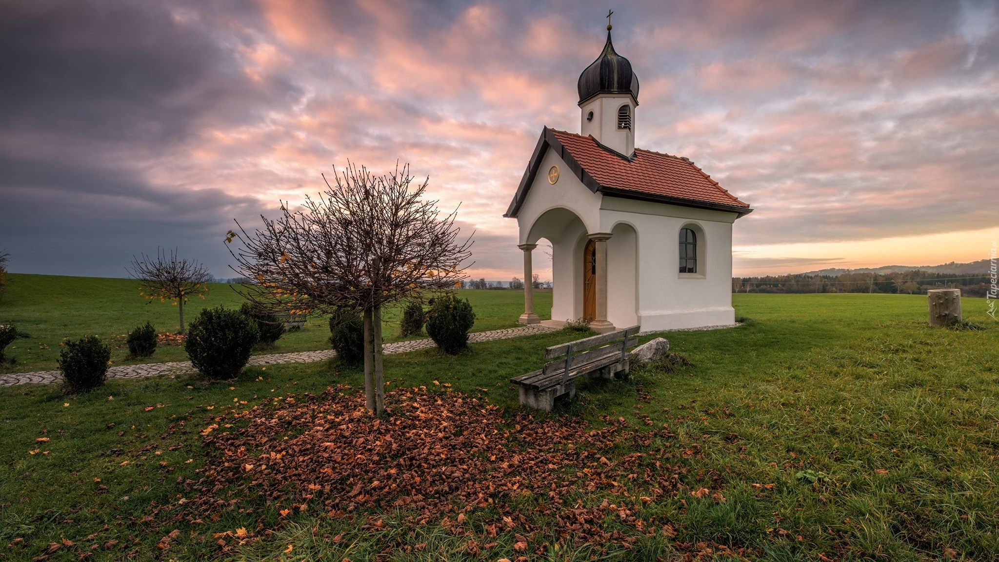 Kapliczka, Ławka, Drzewa, Liście, Jesień, Chmury