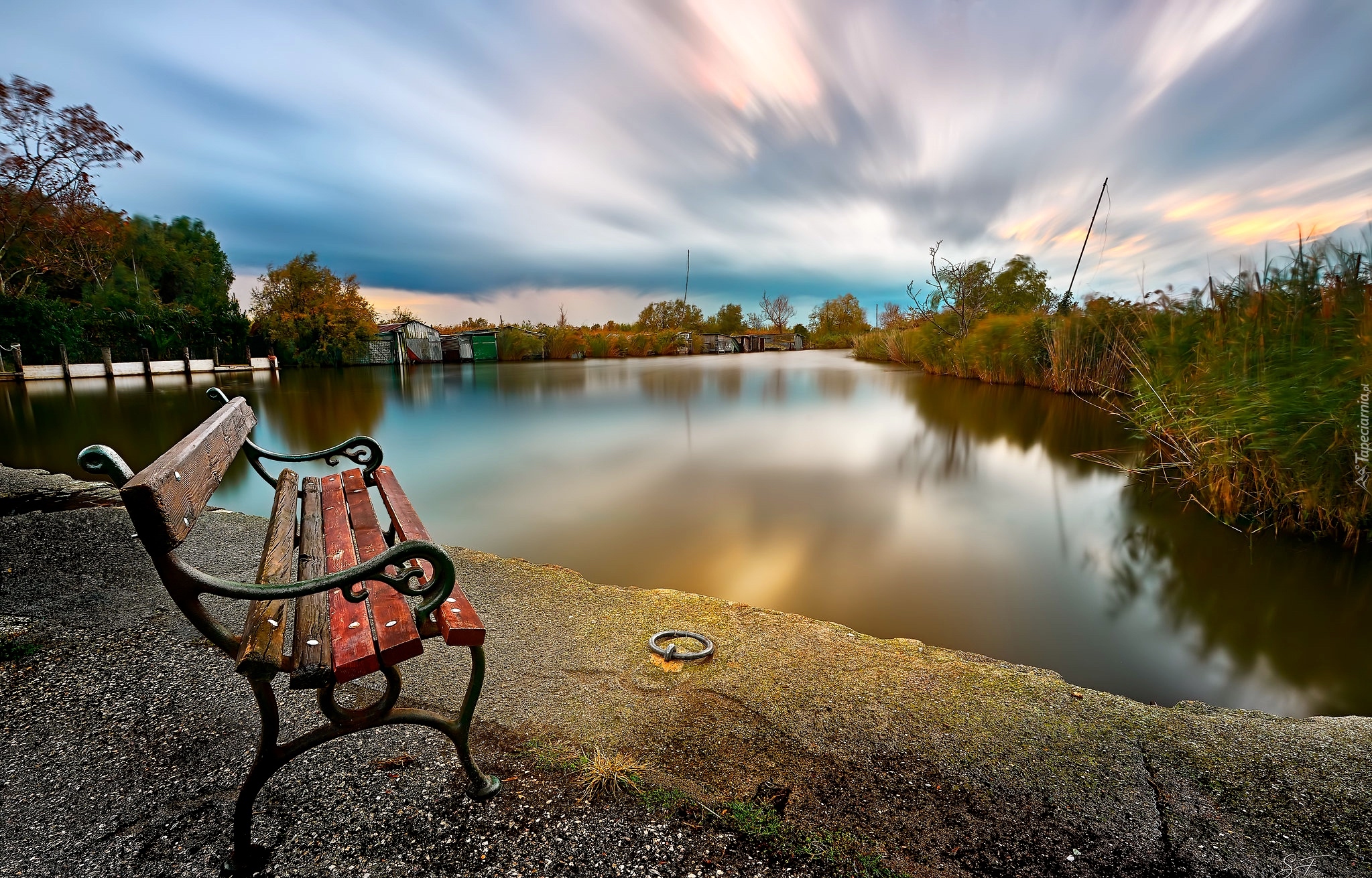 Zachód słońca, Chmury, Jezioro, Lake Massaciuccoli, Drzewa, Ławka, Prowincja Lukka, Włochy