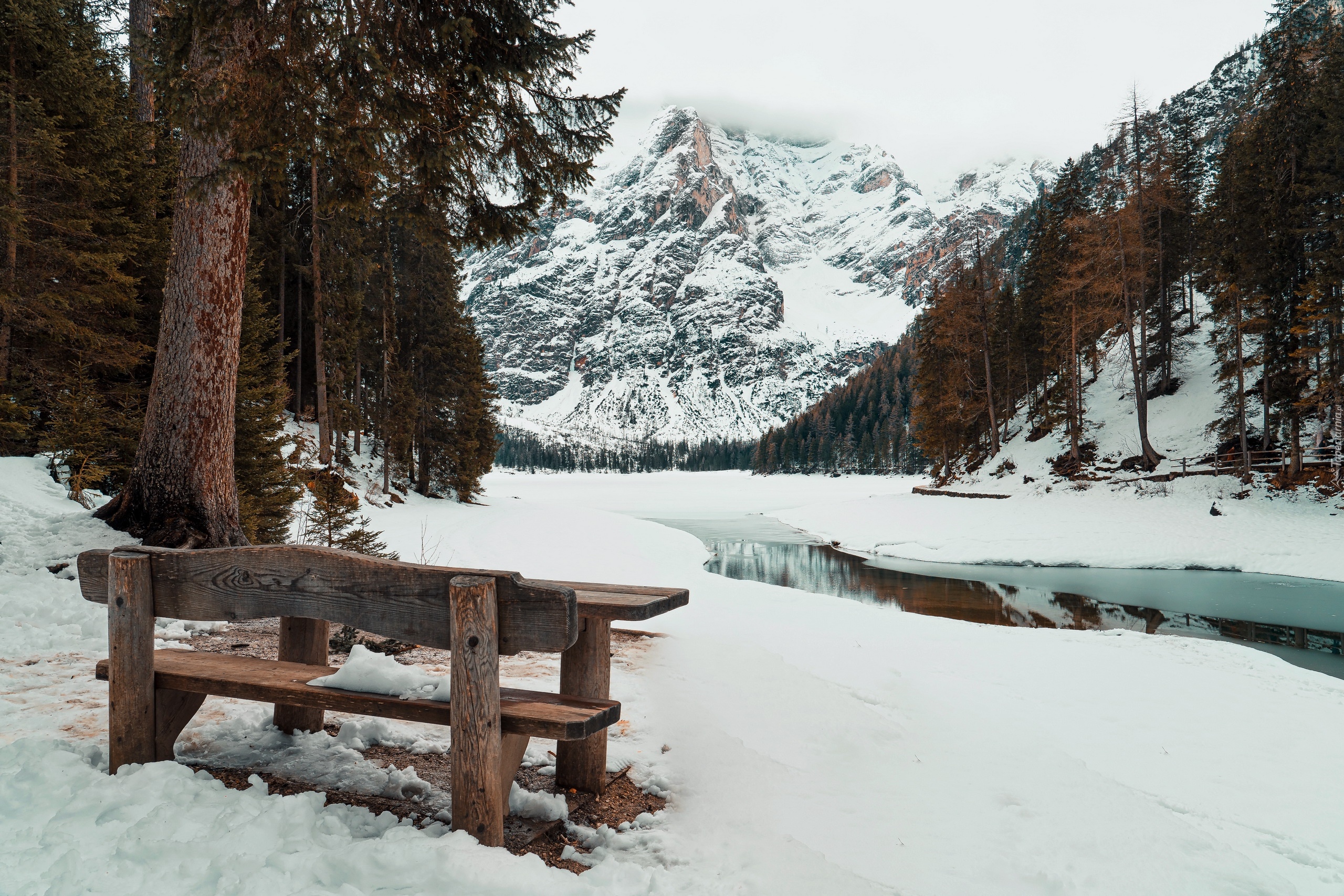 Zima, Ławka, Jezioro Pragser Wildsee, Góry, Dolomity, Dolina Hochpustertal, Południowy Tyrol, Włochy