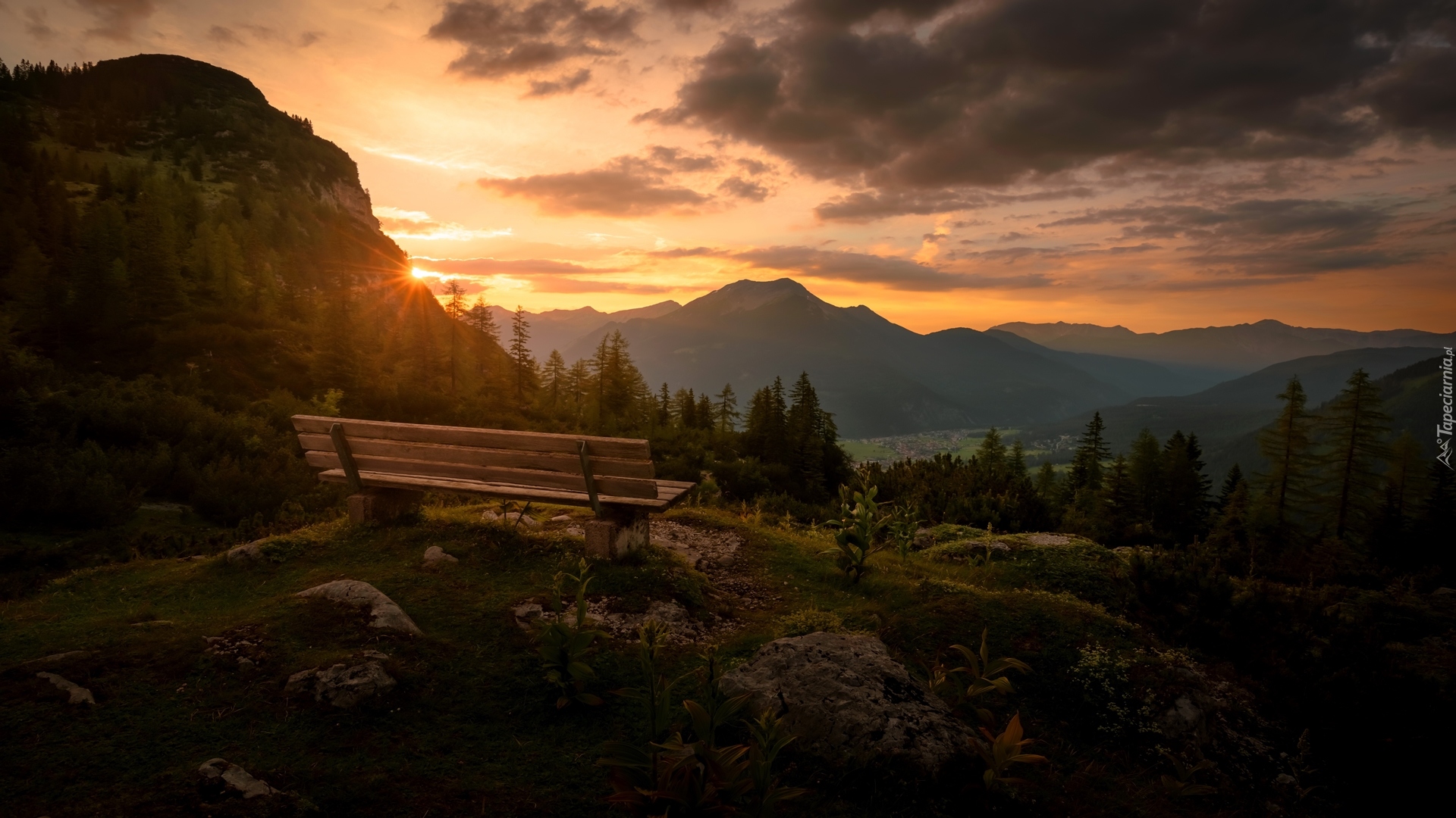 Austria, Tyrol, Powiat Reutte, Góry Alpy, Ławka, Drzewa, Zachód słońca, Chmury