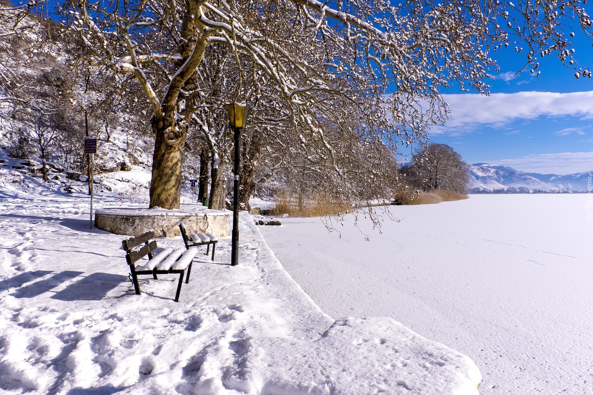 Zima, Śnieg, Jezioro Kastoria, Park, Latarnia, Ławeczki, Drzewa, Kastoria, Grecja