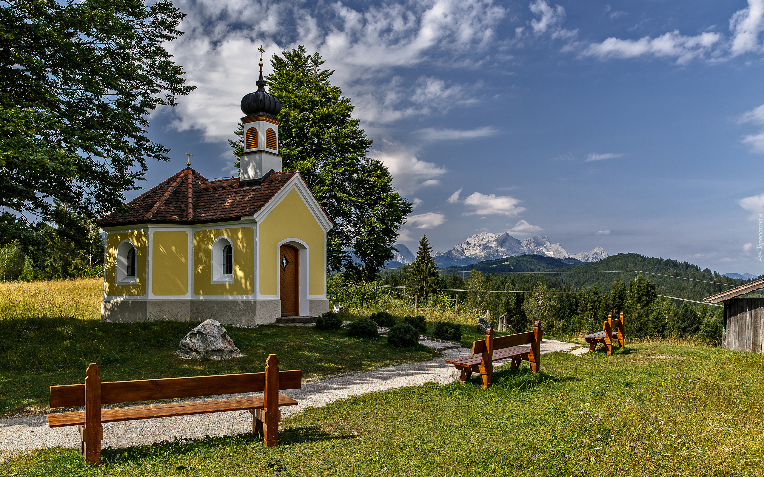 Kaplica Maria Rast, Drzewa, Ławki, Góry, Krun, Bawaria, Niemcy