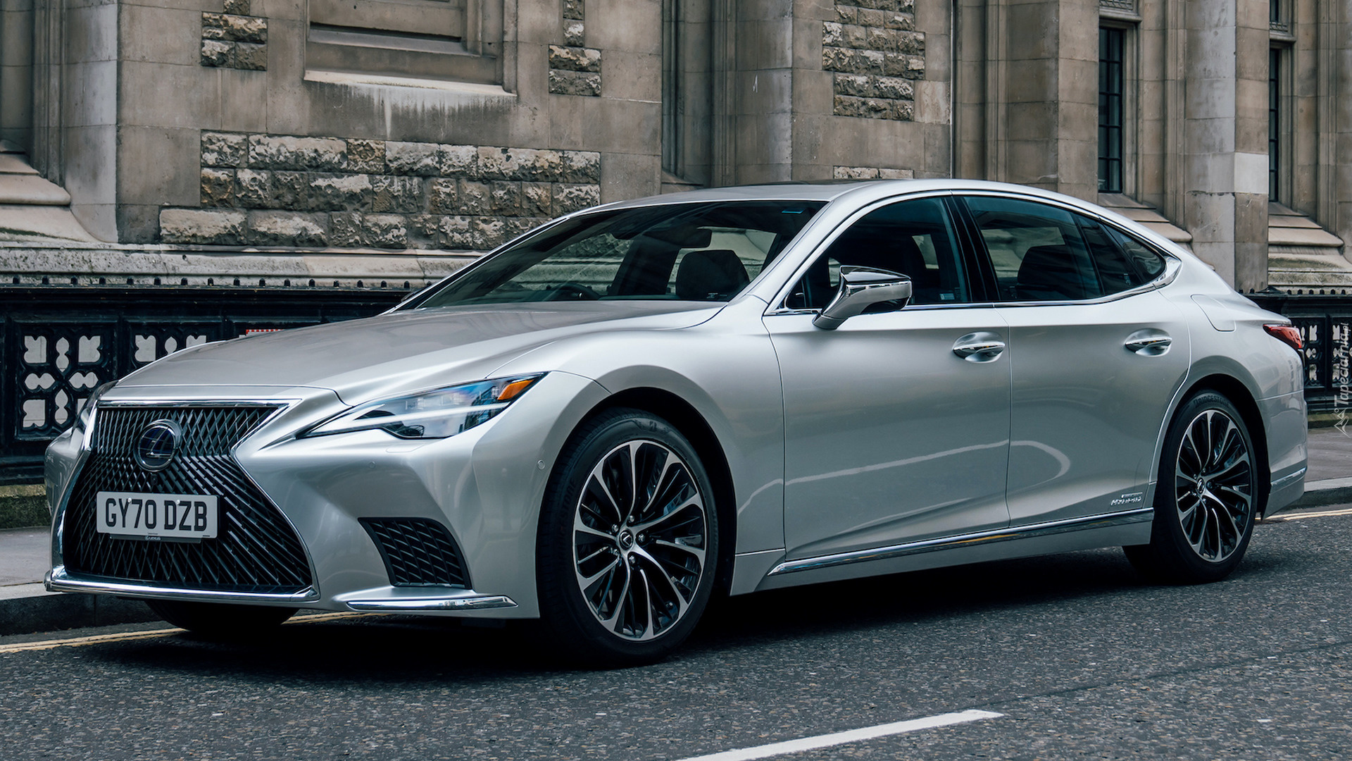 Lexus LS, Hybryda, 2021