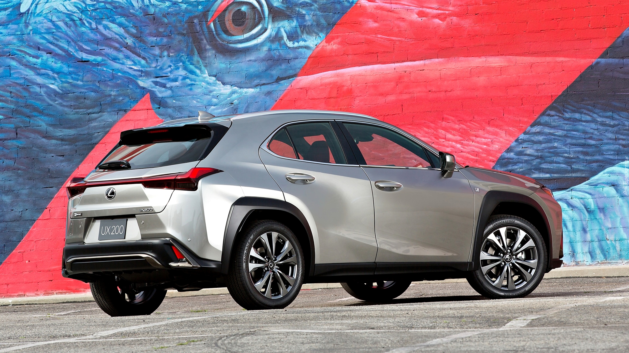 Lexus UX200, Graffiti, Ściana