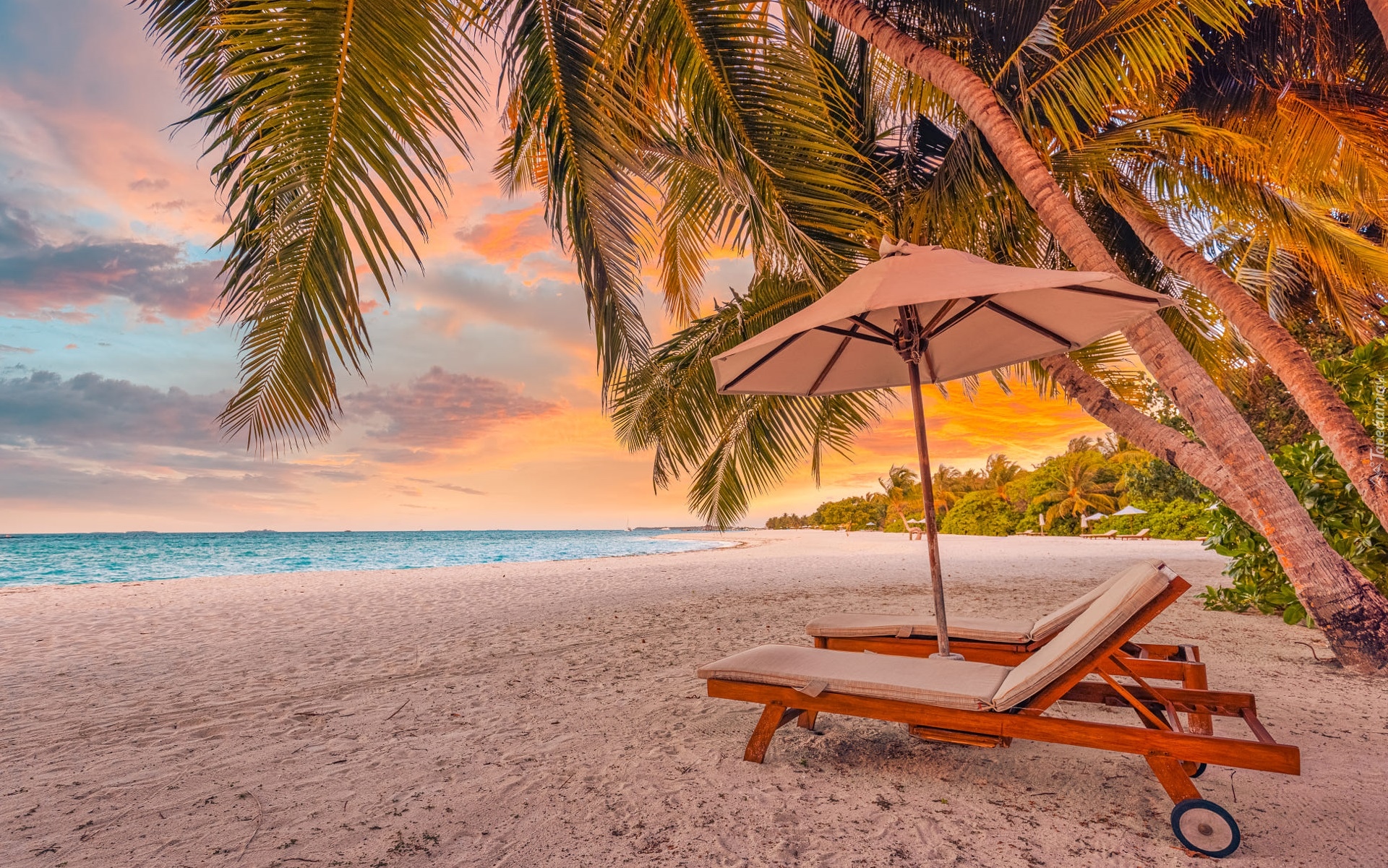 Malediwy, Morze, Plaża, Palmy, Leżaki, Parasolka, Zachód słońca
