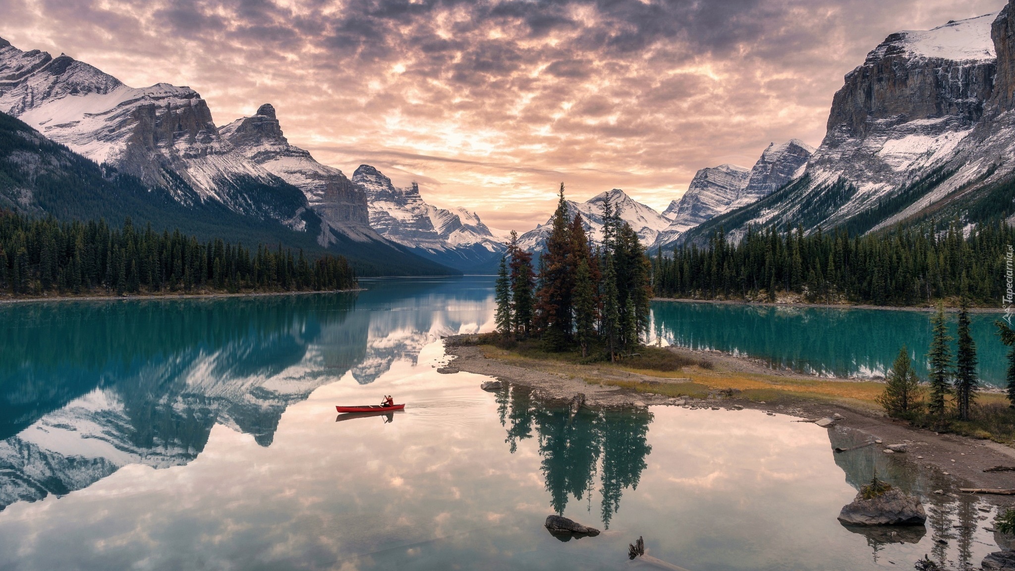 Kanada, Park Narodowy Jasper, Góry, Jezioro Maligne Lake, Wyspa Spirit Island, Drzewa, Łódka