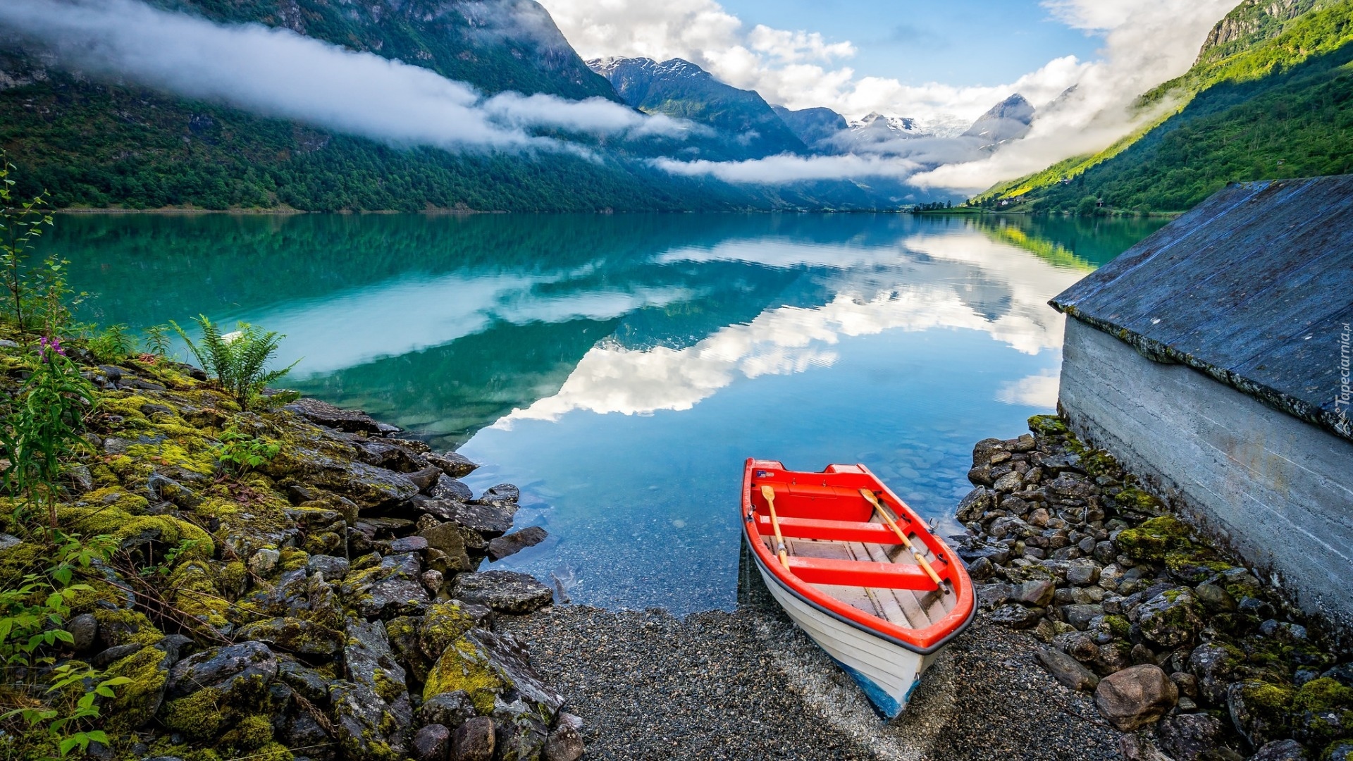 Norwegia, Okręg Sogn og Fjordane, Wieś Olden, Fiord Innvikfjord, Góry, Kamienie, Łódka