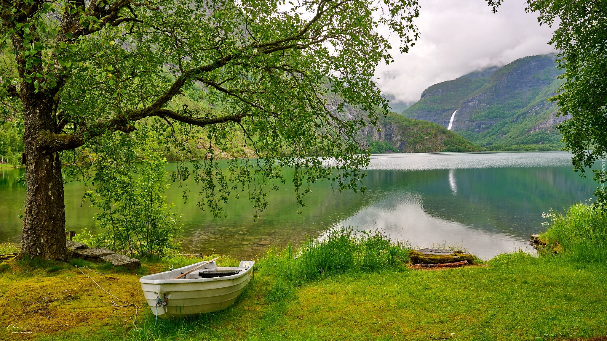 Norwegia, Fiord, Sognefjorden, Góry, Drzewo, Łódka, Wodospad Asafossen, Skjolden, Norwegia